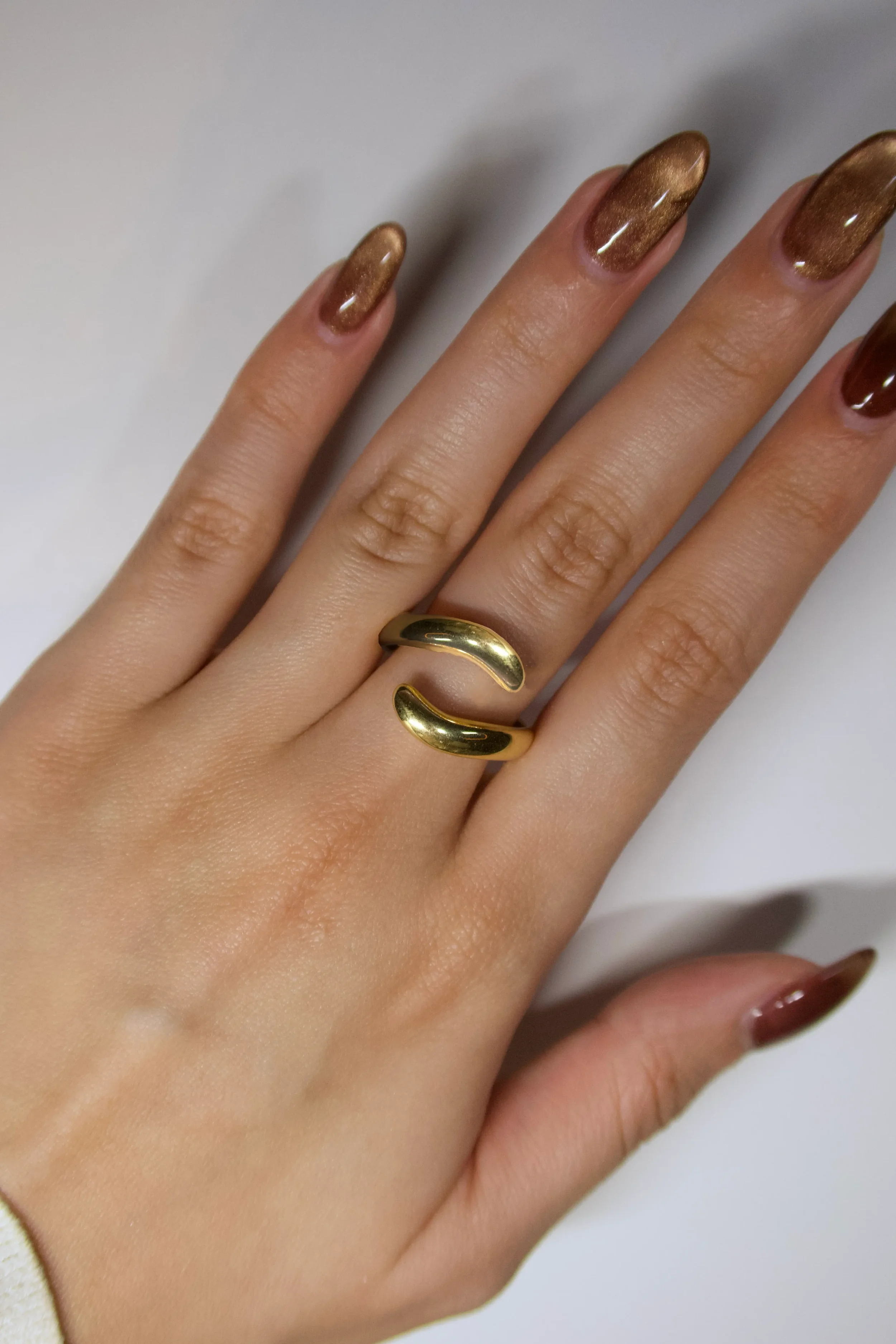 inora-band-plain-yellow-gold-diamond-hand.webp