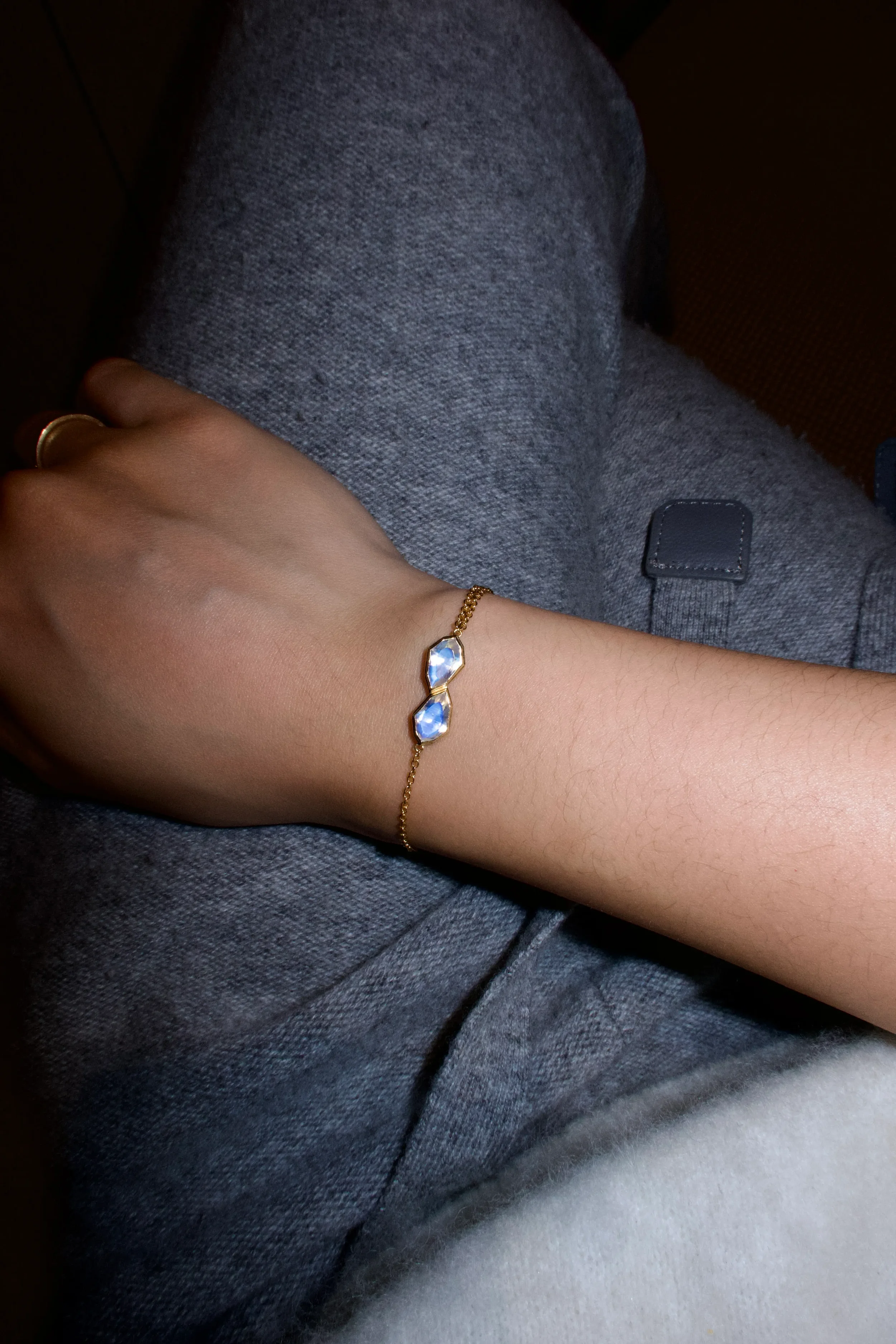 inyo-bracelet-yellow-gold-blue-moonstone-hand.webp