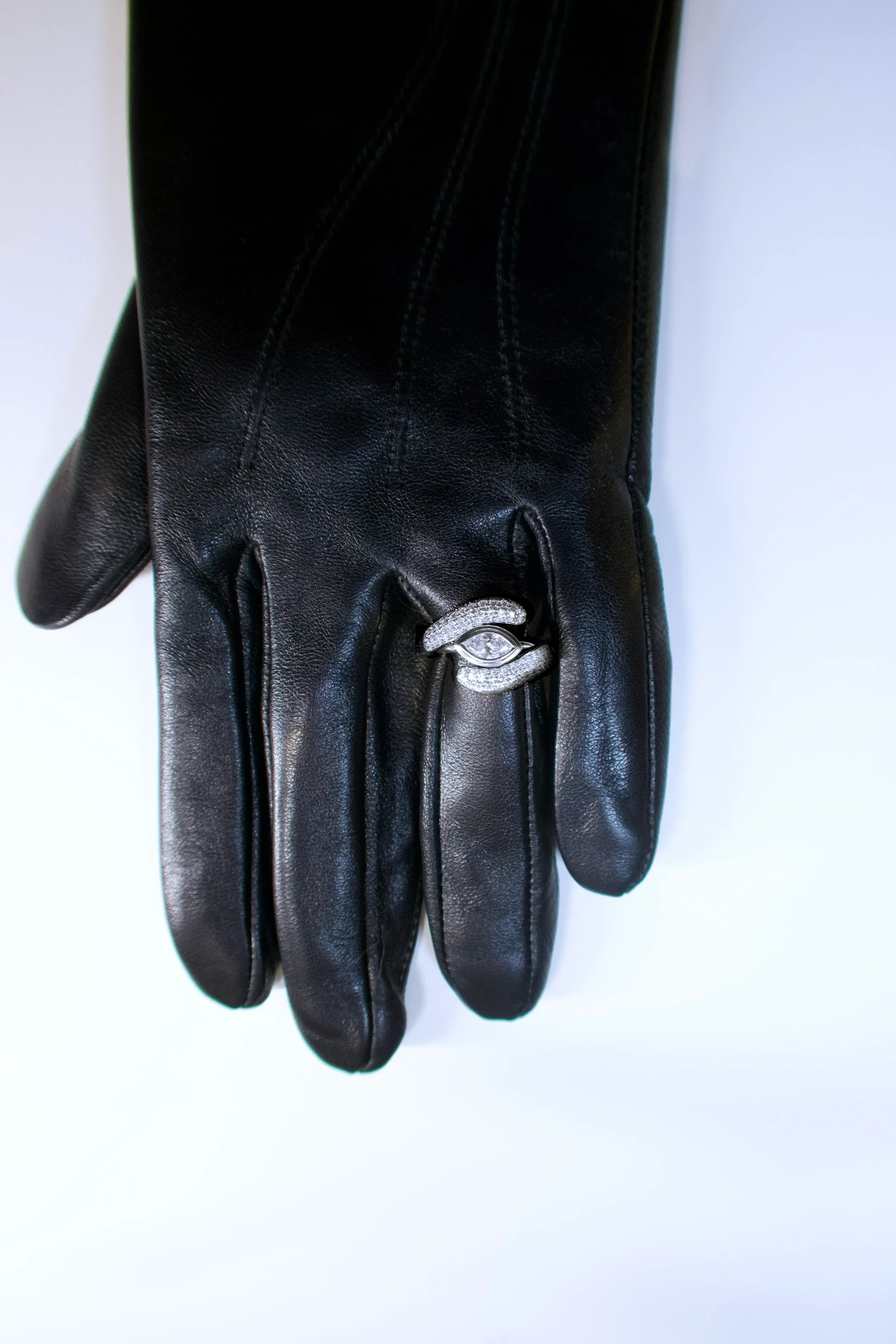orion-set-pavé-white-gold-diamond-ring-glove.webp