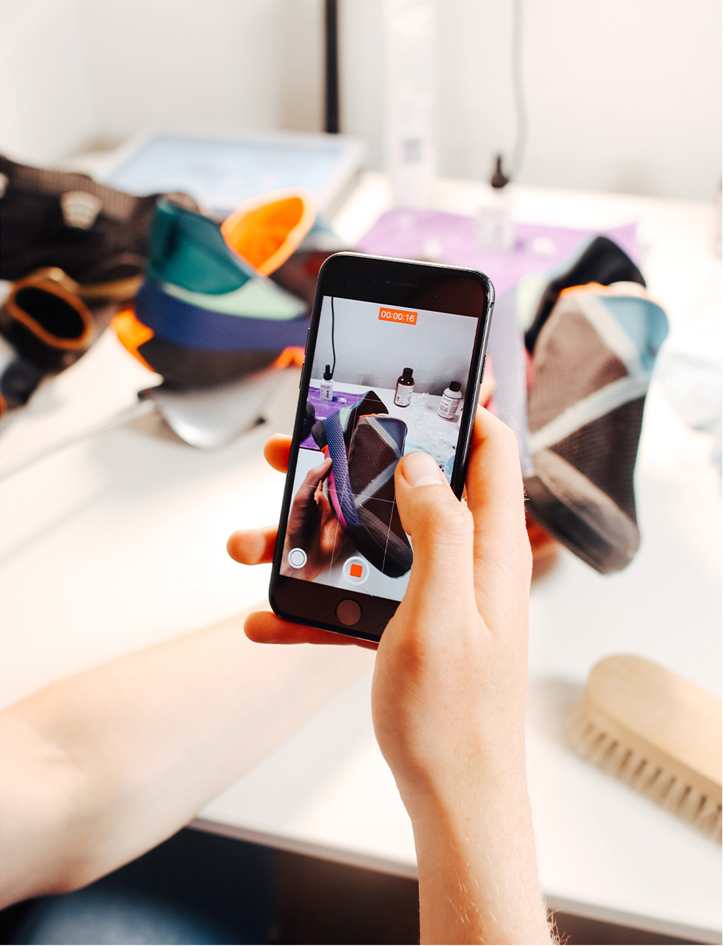 Sneaker Cleaner Process (i) 16_9 1.jpg