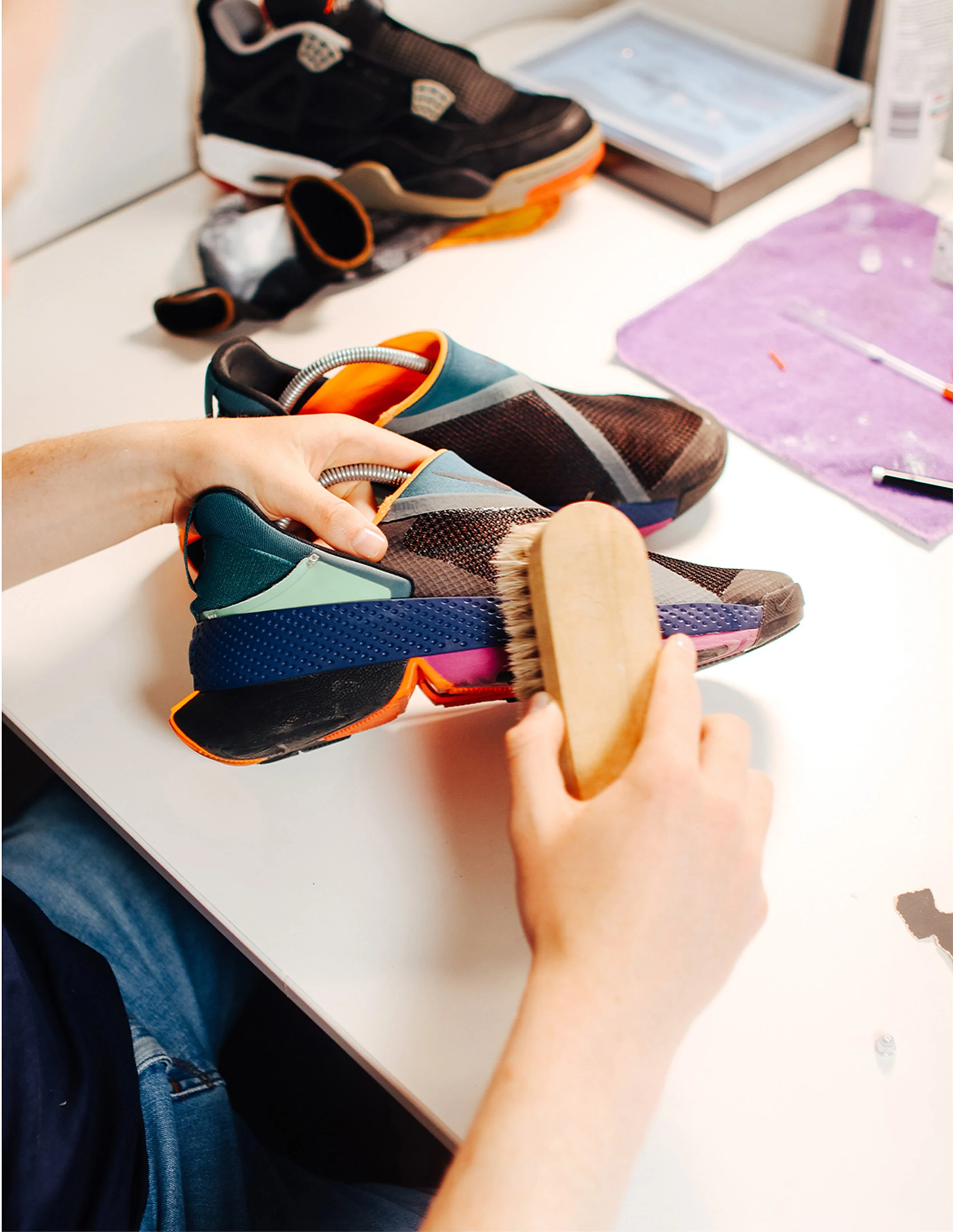 Sneaker Cleaner Process (iv) 16_9 1.jpg