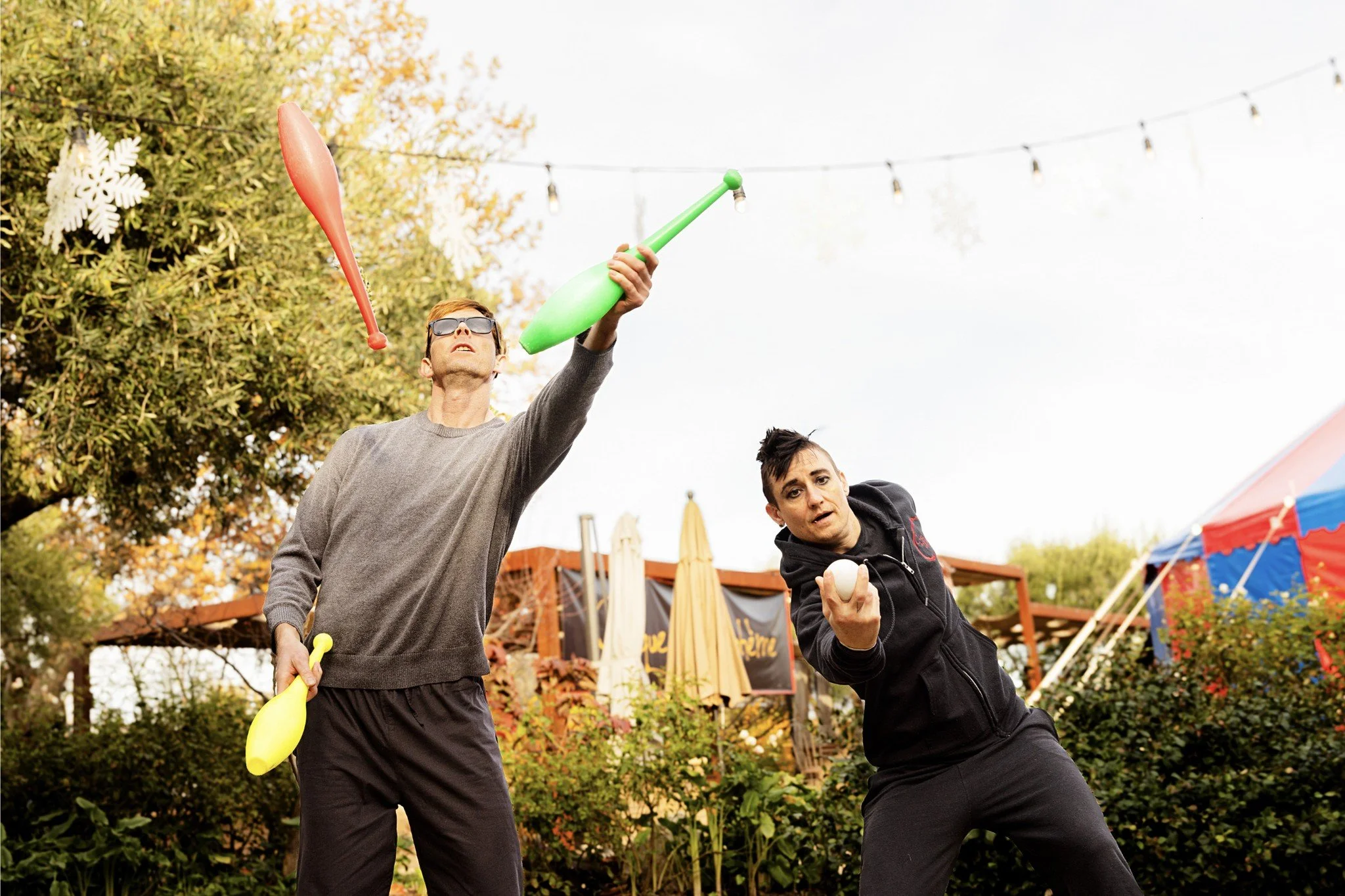 Behind the scenes magic: The circus performers warming up, turning ordinary moments into extraordinary feats. 🎪✨ 

~~~
Magia detr&aacute;s de escena: los artistas del circo calentando, convirtiendo momentos ordinarios en haza&ntilde;as extraordinari