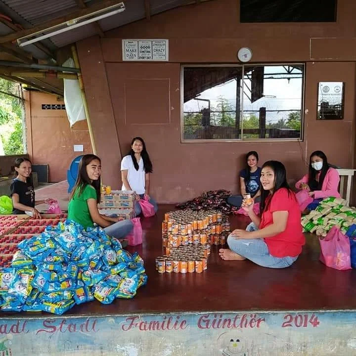 Diese Woche wurden flei&szlig;ig Lebesmittelpakete f&uuml;r unsere Sch&uuml;lerinnen und Sch&uuml;ler gepackt. Vielen lieben Dank an alle Sponsoren/innen. 
#ktep #toril #kressbronn  #germany #philippines #hilfsprojekt #charity