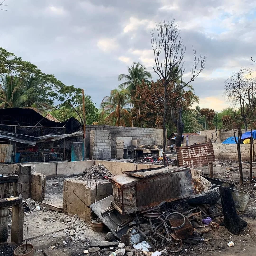 Sonntag Nacht ist in Toril leider ein Feuer ausgebrochen und hat 55 Familien getroffen deren H&uuml;tten verbrannt sind. Leider sind hier Naturkatastrophen/Feuerausbr&uuml;che keine Seltenheit. 
Gemeinsam mit unseren Visitors besuchten wir die Gegend