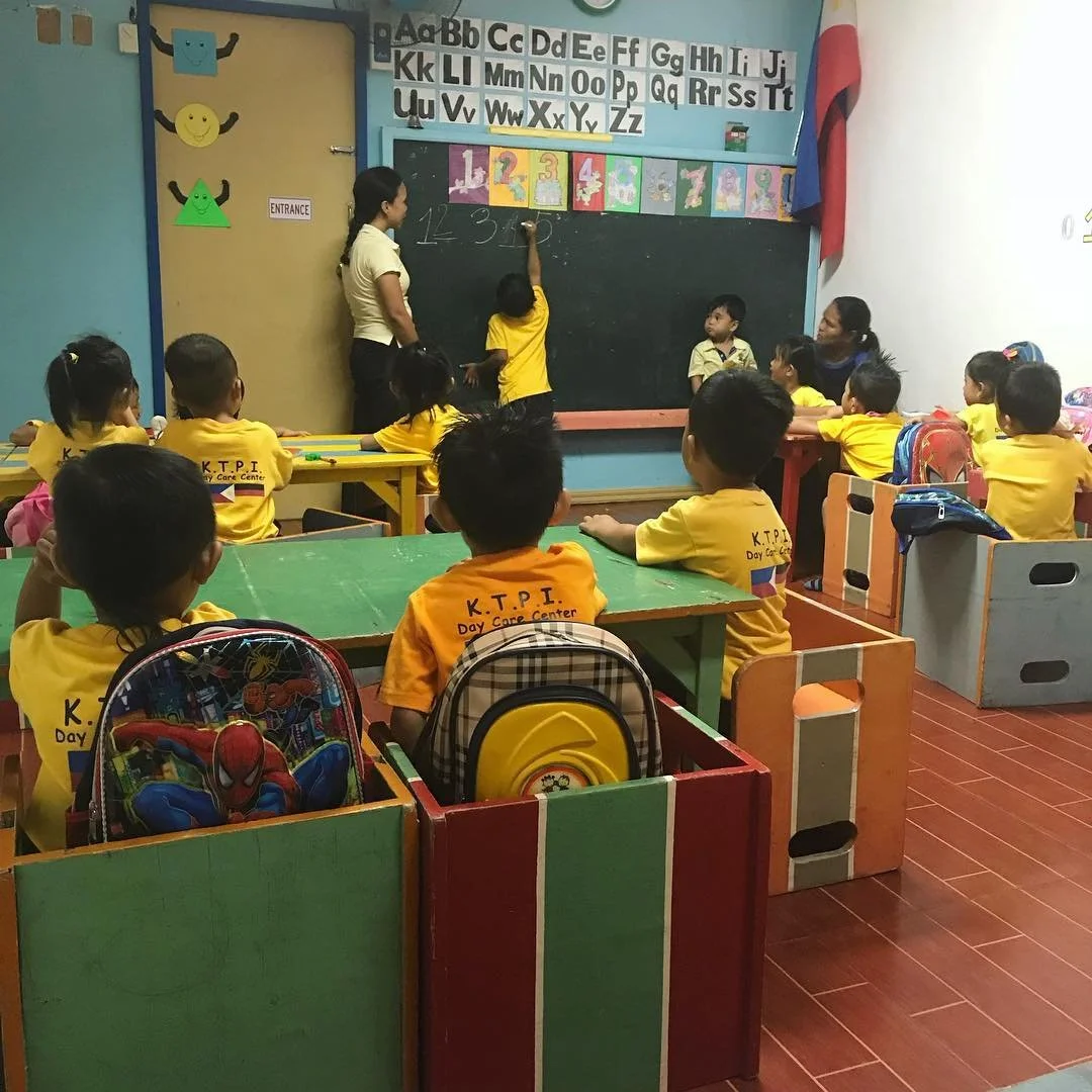 Von Montag bis Donnerstag jeweils von 08:00 - 10:00 Uhr und von 13:00 - 15:00 Uhr werden im KTEP Kindergarten 3-6 J&auml;hrige auf die Schule vorbereitet. Die 1. Stunde beginnt mit einem Gebet, der Nationalhymne, sowie einer Gymnastik&uuml;bung. Ansc