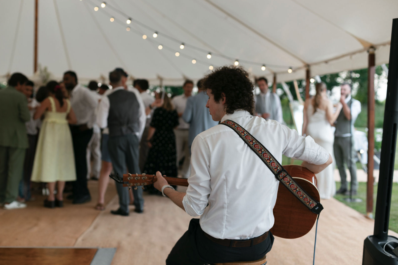 How To Choose The Right Wedding Singer.