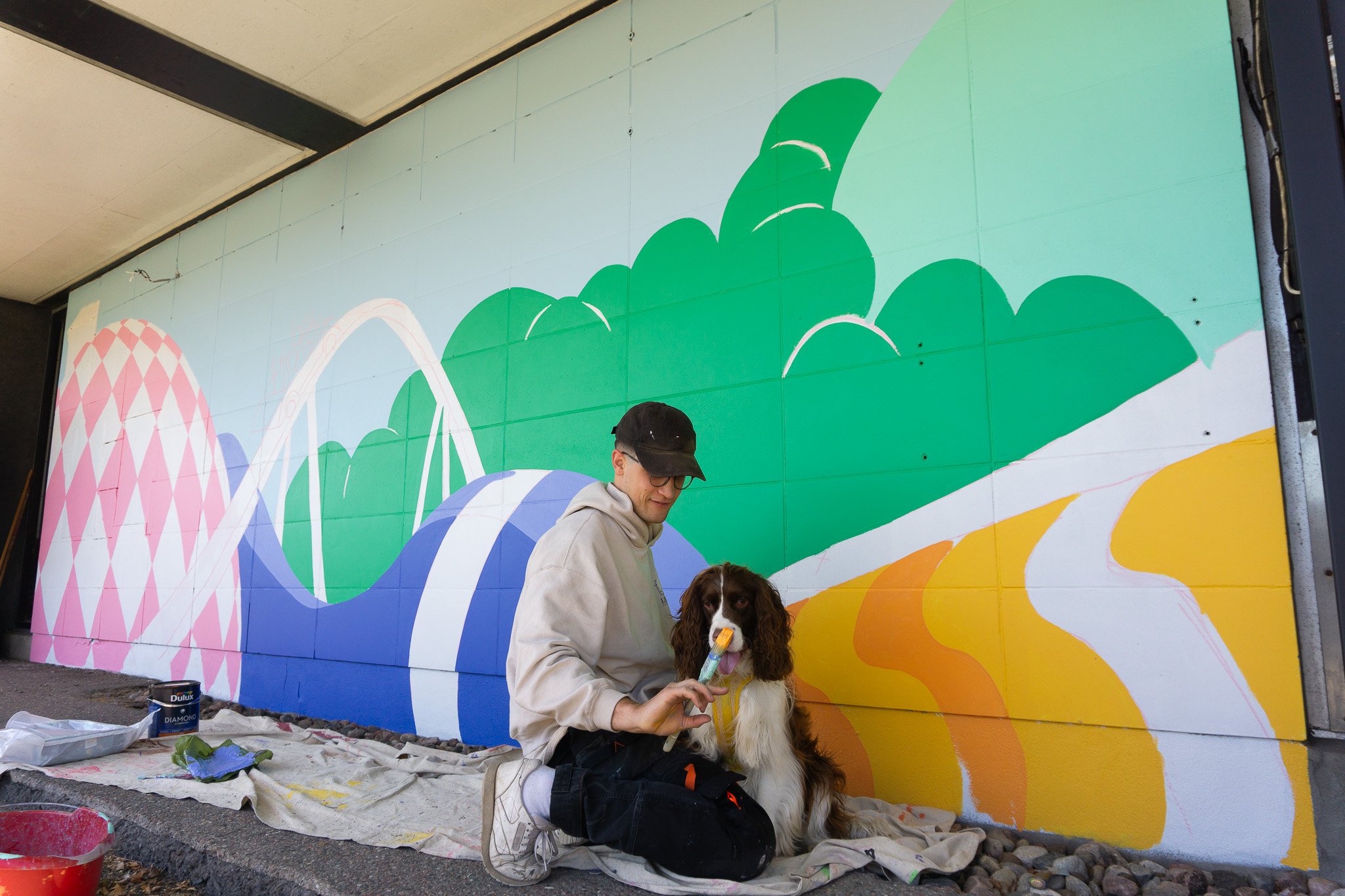 Edgar et son chien raton lors de la production de la murale extérieur ruby foo's à montréal