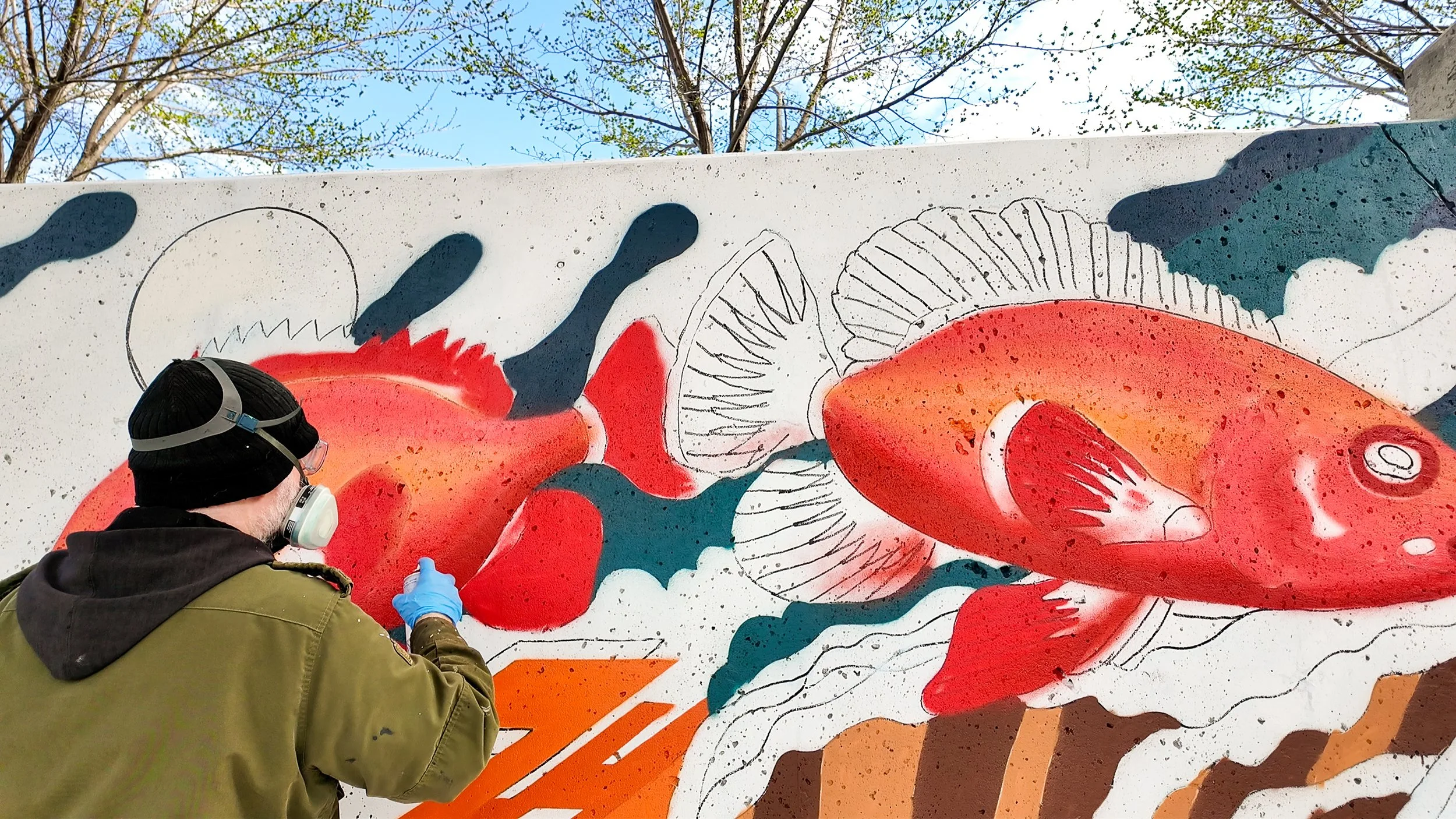 Jasmin bujeault entrain de peindre la murale au saguenay