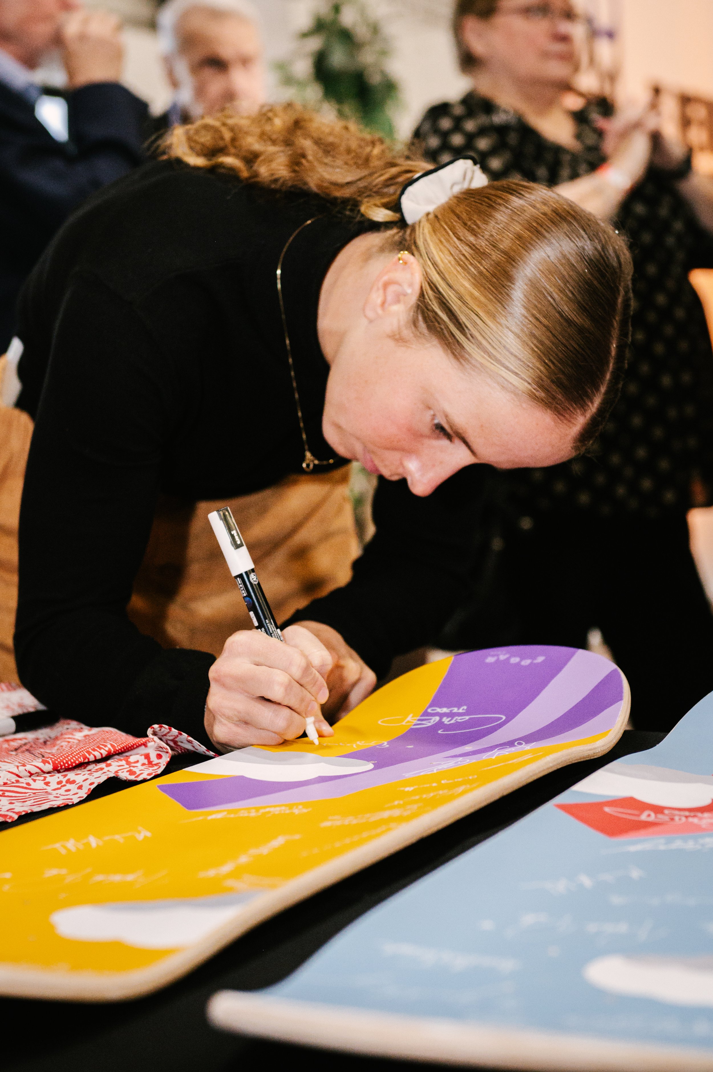 Emy Legault entrain de signé l'oeuvre EDGAR