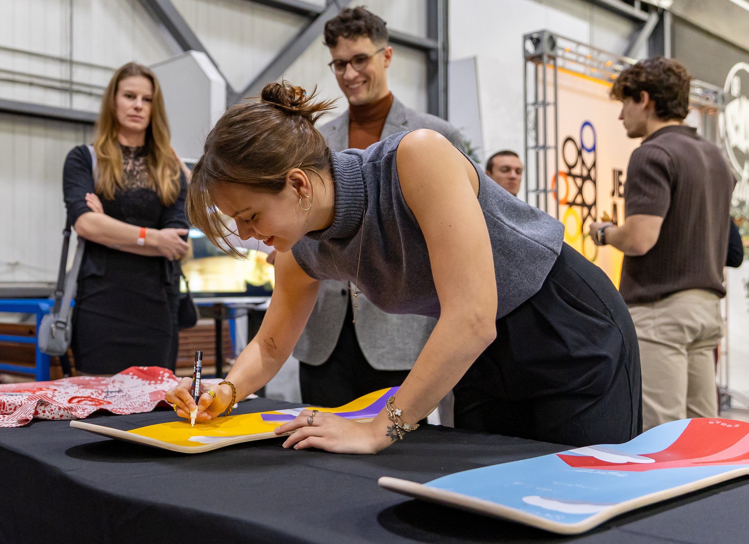 Raphaelle Plante entrain de signé l'oeuvre EDGAR