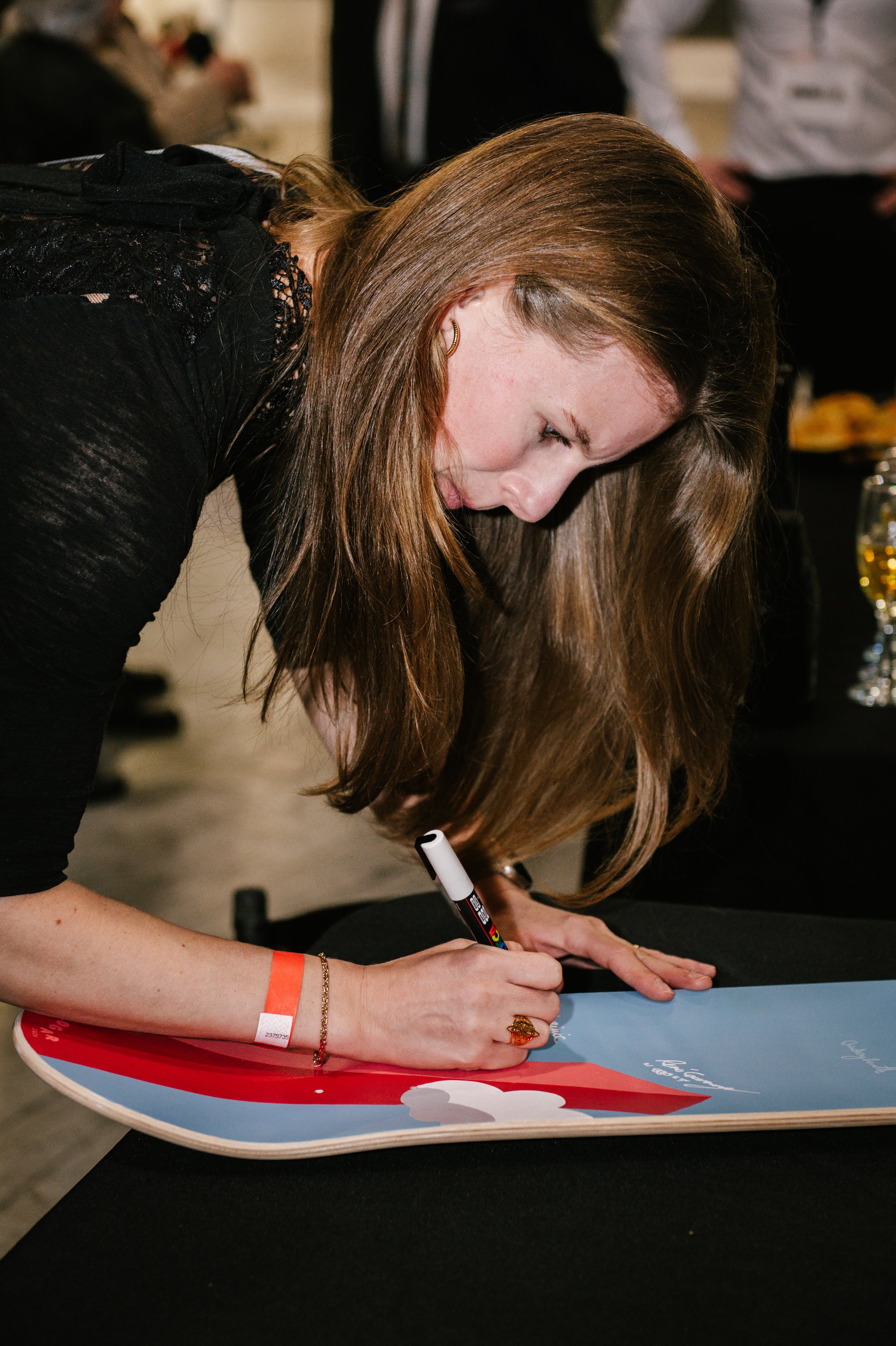 Virginie Chénier entrain de signé l'oeuvre EDGAR