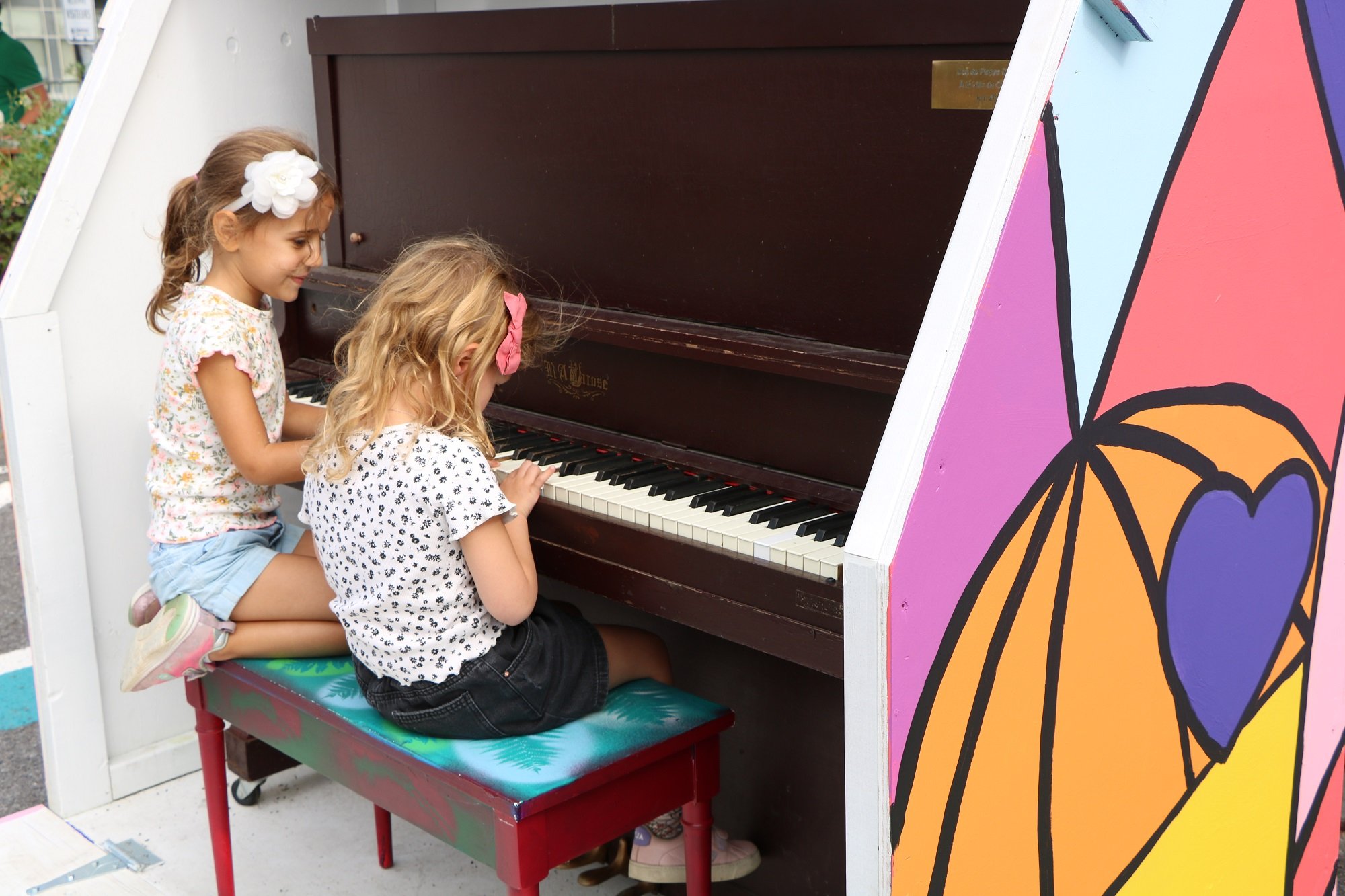 piano extérieur fait avec un groupe du camps de jour à Candiac, fait par edgar vachon-desautels artiste muraliste