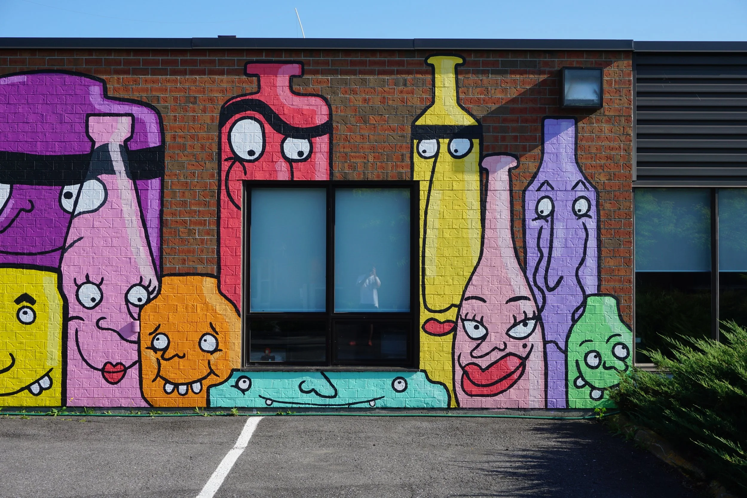 edgar artiste muraliste entrain de peindre la murale la famille des verres