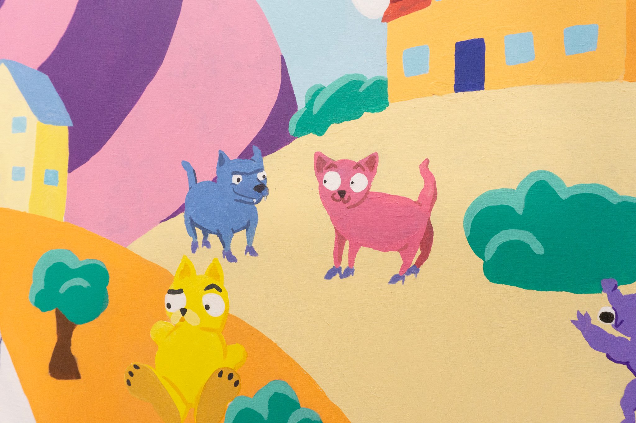 Illustration colorée de deux animaux similaires à des chiens, l'un bleu et l'autre rose, avec un personnage jaune ressemblant à un chat. En arrière-plan, des maisons et des arbres stylisés dans un paysage abstrait.