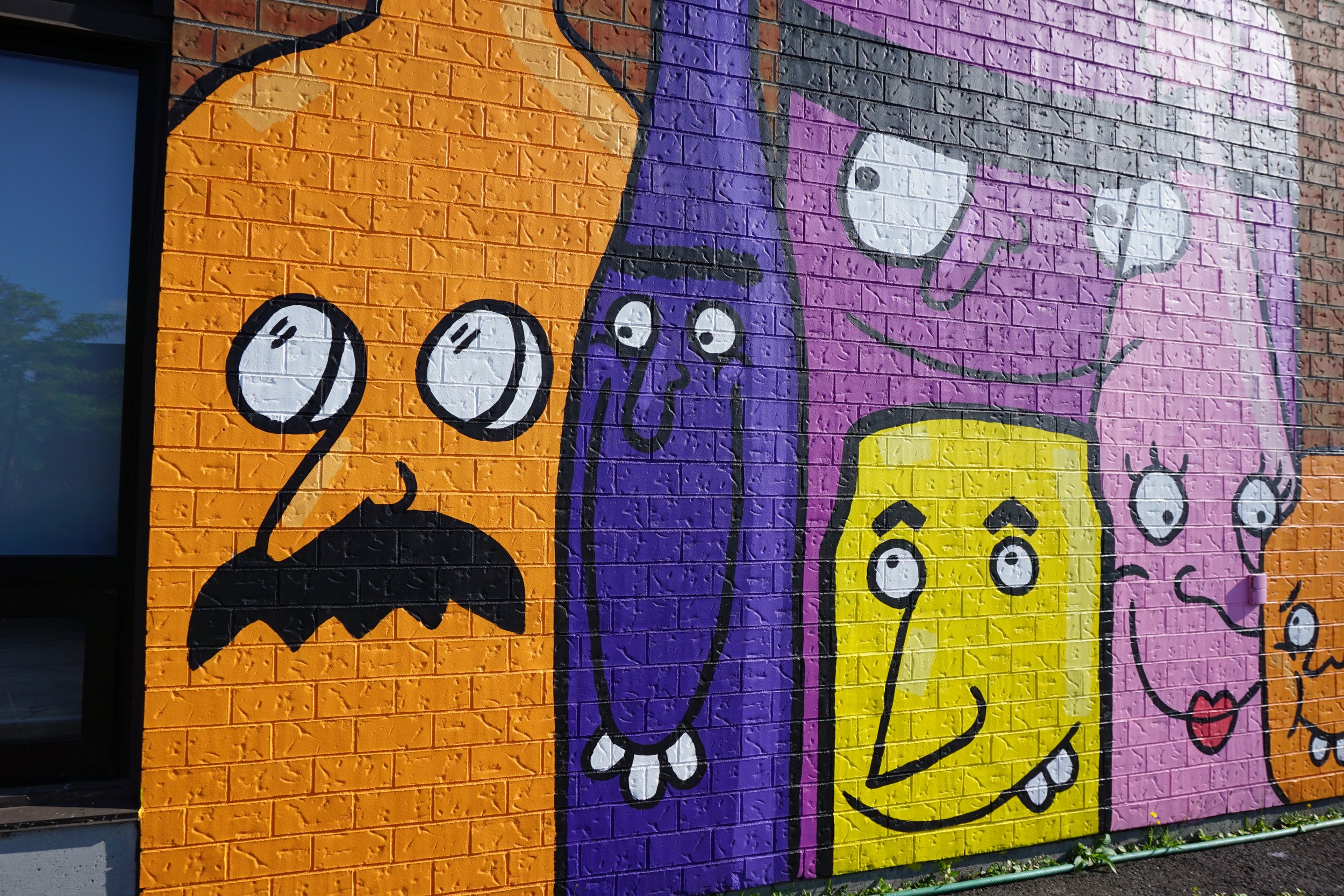 edgar artiste muraliste entrain de peindre la murale la famille des verres