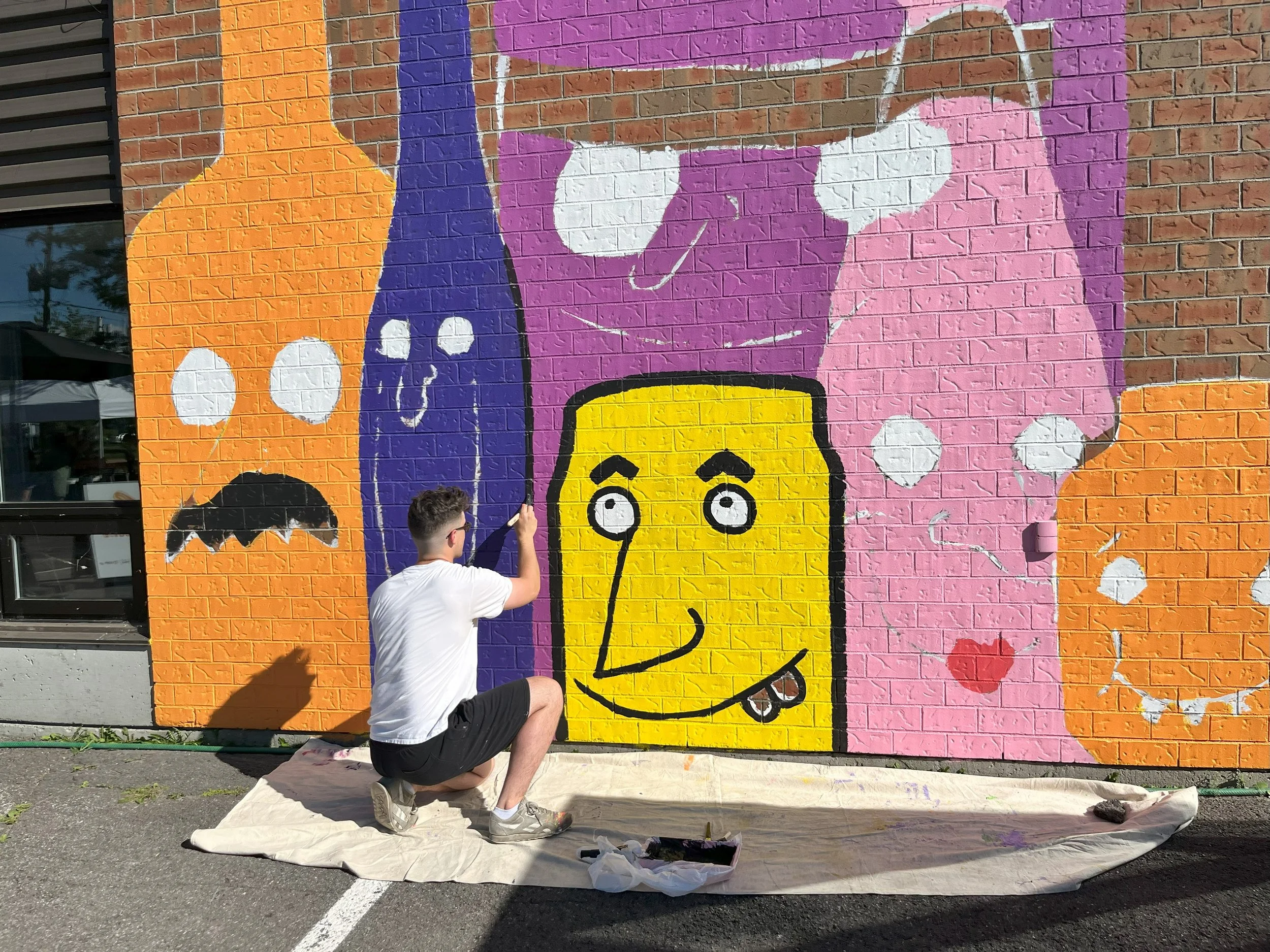edgar artiste muraliste entrain de peindre la murale la famille des verres