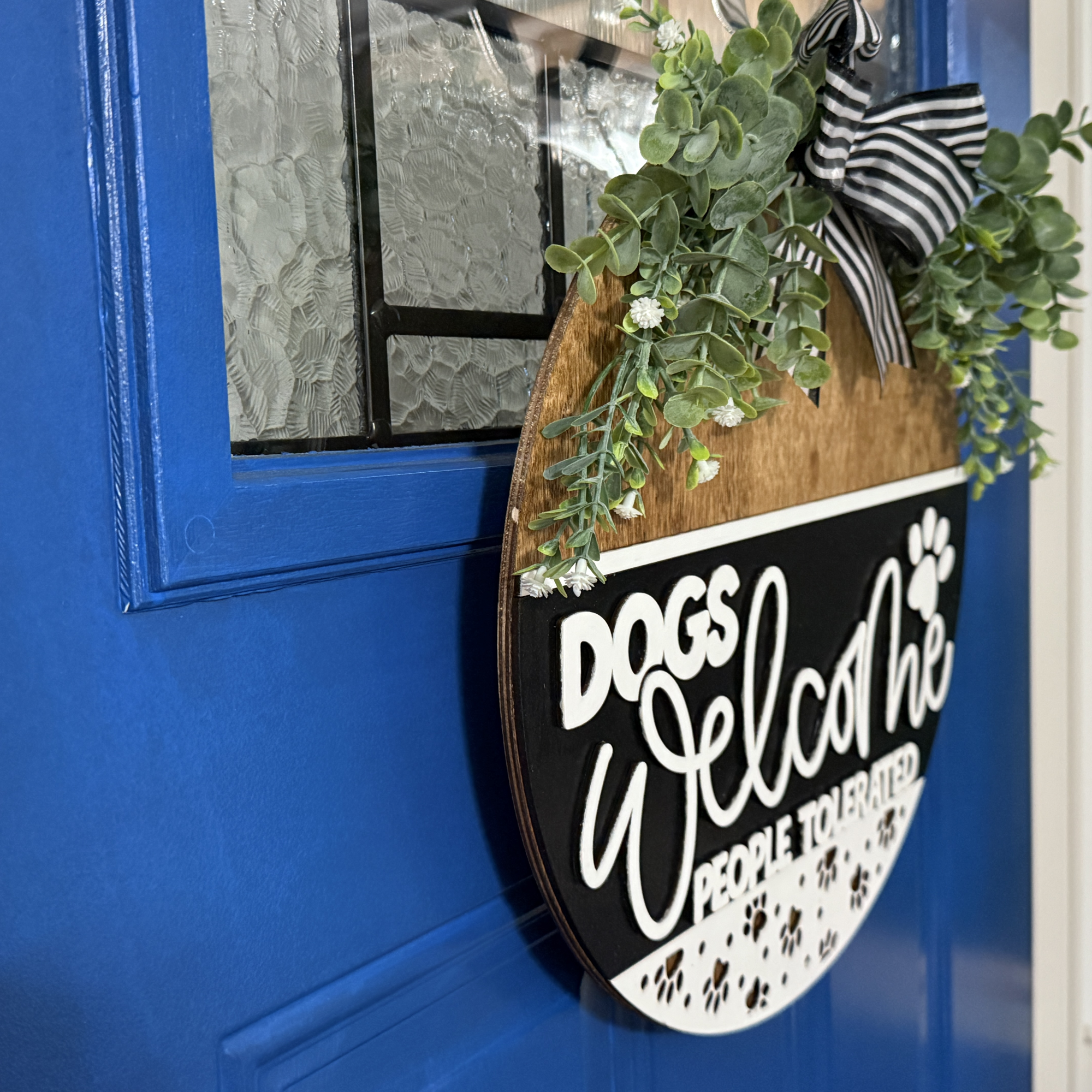 Dogs Welcome door hanger, side view, showing base thickness and layered wood details