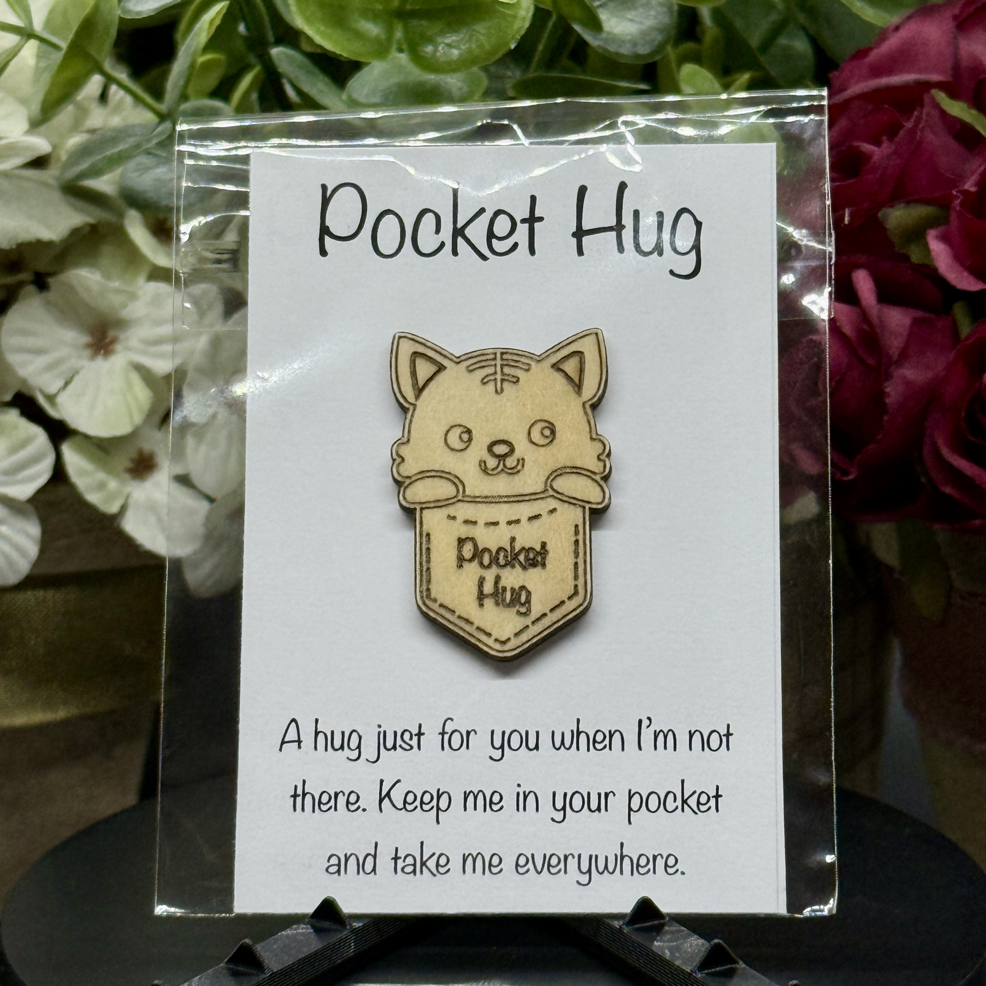 Cat Pocket Hug token on printed card – laser-cut wood with smiling face