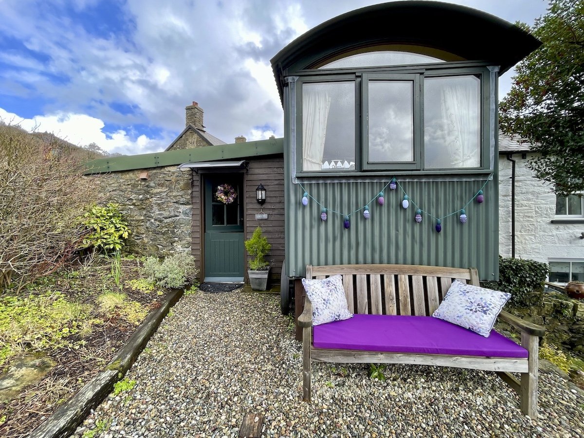 A photograaph of the front exterior of sun Shepherds Hut in Snowdonia