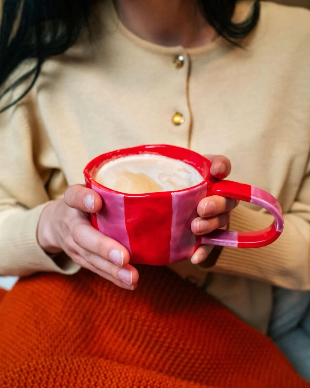Nuevo modelo de taza&hellip; &iexcl;muy pronto disponible! ☕✨

Un dise&ntilde;o que lleva meses en mi cabeza y que, por fin, ya es una realidad.
Me encanta ese momento en el que una idea pasa a convertirse en una pieza terminada 🤍

A&uacute;n no tie