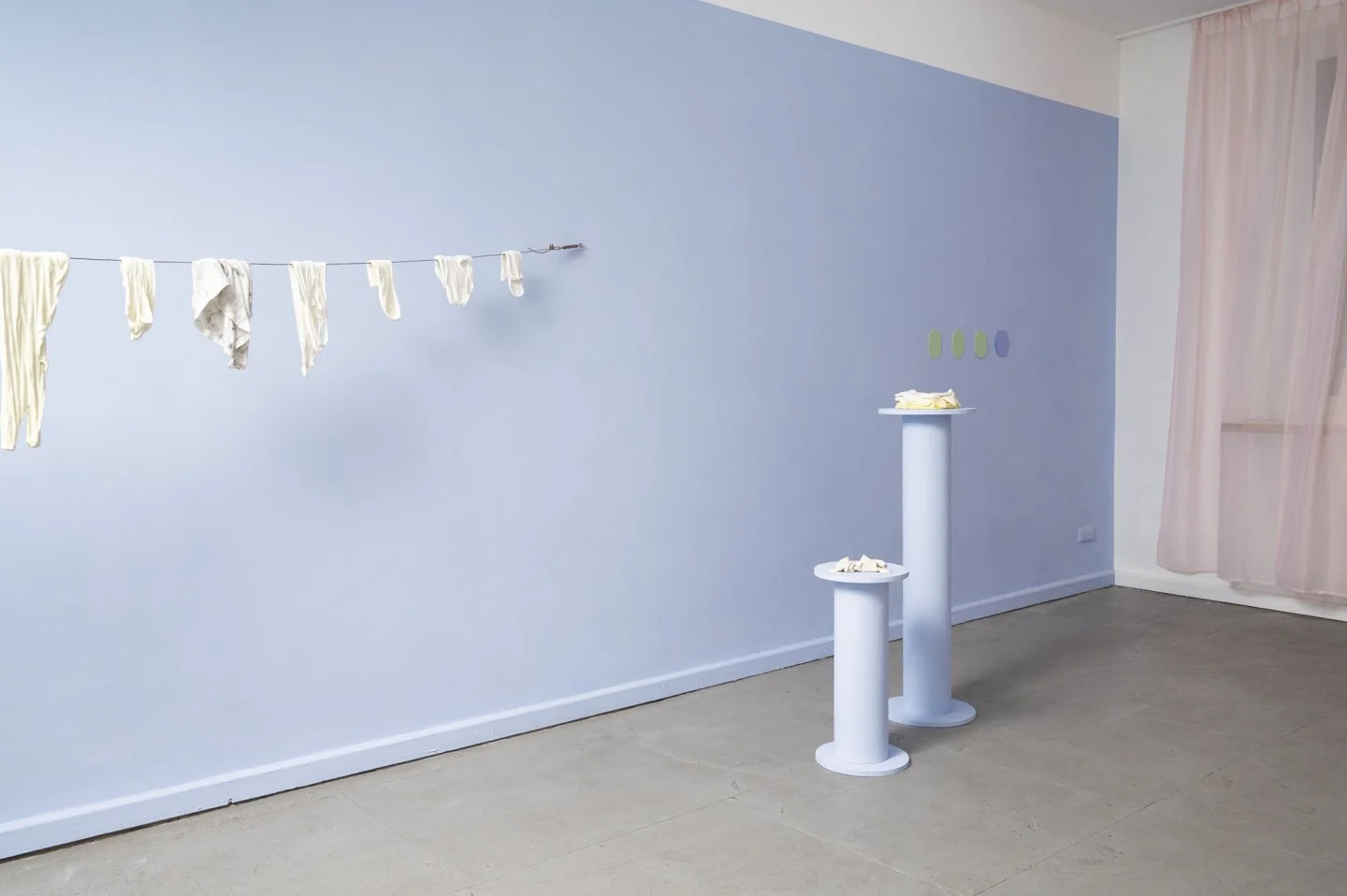 Ausstellung Kira&Elena_nachbestellt_blaue Wand-3_web.JPG