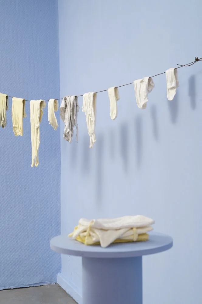 Ausstellung Kira&Elena_nachbestellt_blaue Wand-9_web.JPG