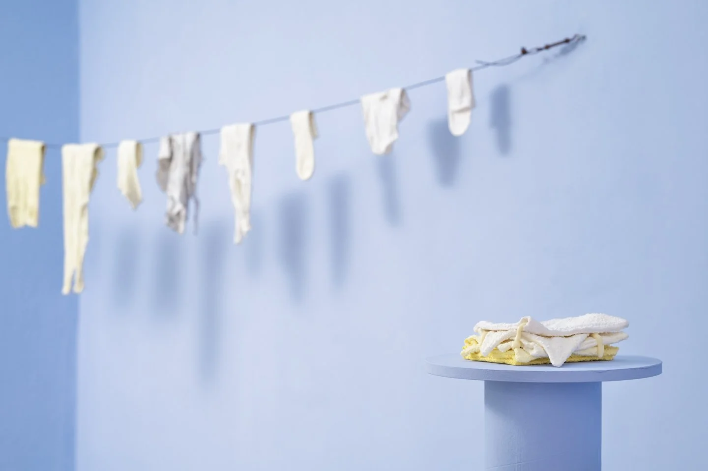 Ausstellung Kira&Elena_nachbestellt_blaue Wand-8_web.JPG