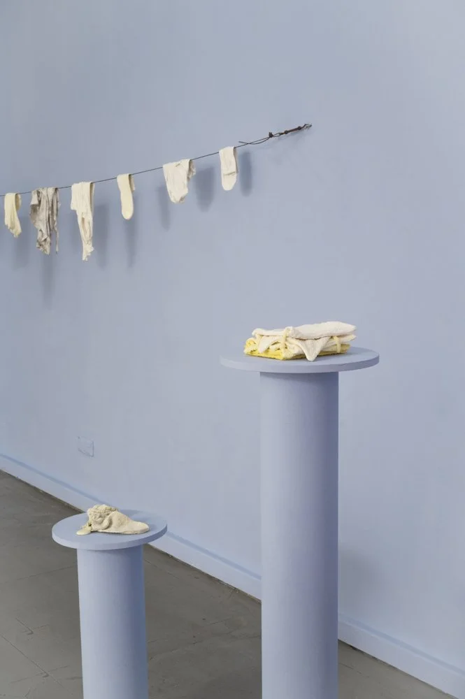 Ausstellung Kira&Elena_nachbestellt_blaue Wand_web.JPG