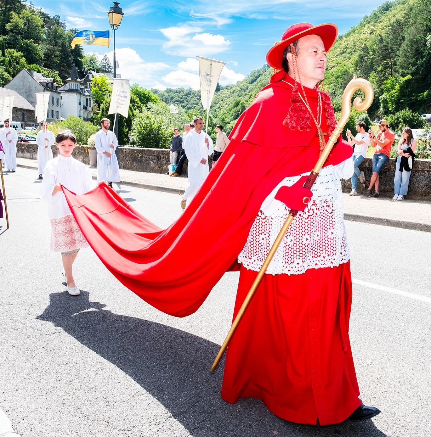 Scallop shells, bread and salt 🐚🍞🕊️
On the road to Santiago de Compostela, a little throwback to the Saint-Fleuret procession, a unique and legendary event with a long-standing heritage in Aveyron 🐚 PART2

#worldstreetfeature #wearethestreet #myf