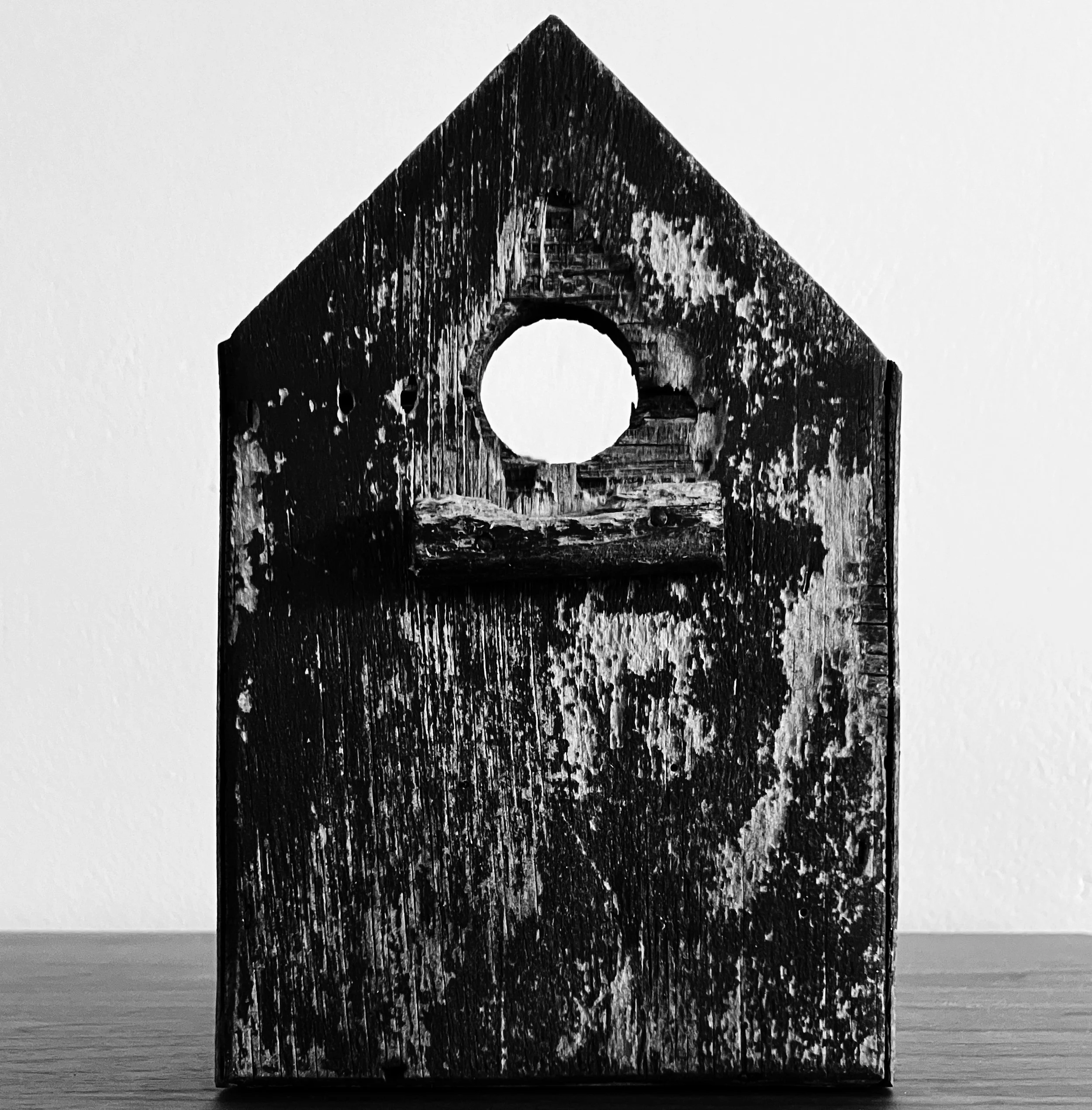 fotografie, concept, vogelhuisje zonder dak, dakloos, ronde ingang, afbraak, ouderdom, verlaten, achtergelaten, onbewoonbaar, zwart wit, janske