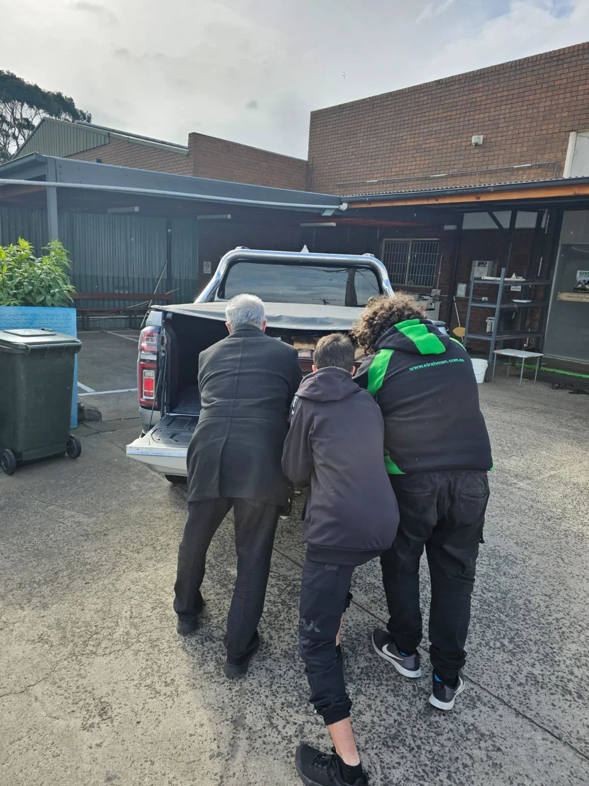 Students from Al Siraat College joined us to volunteer & gain essential work experience, helping us reorganise and pack essentials in our community pantry.