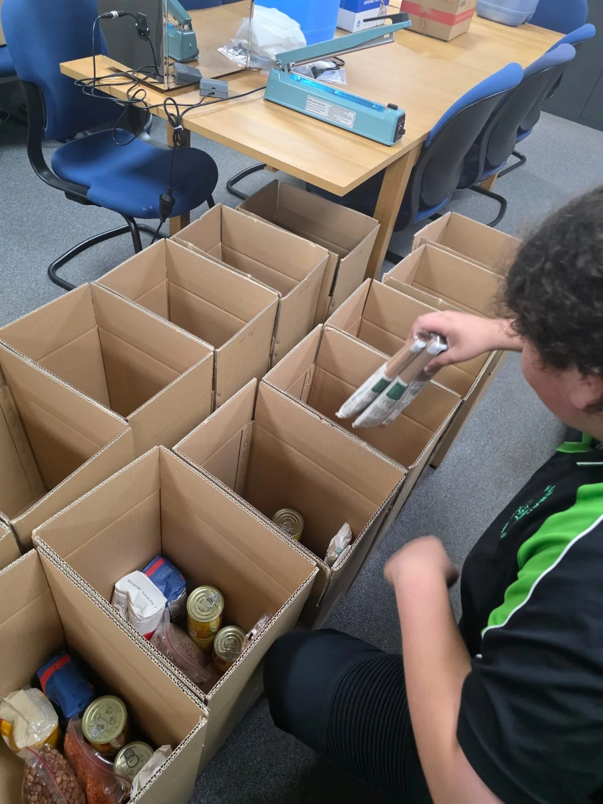 Ramadan Preparations, packing pantry boxes to gift to those who need it most.
💚 𝗚𝗲𝘁 𝗶𝗻𝘃𝗼𝗹𝘃𝗲𝗱 & 𝘃𝗼𝗹𝘂𝗻𝘁𝗲𝗲𝗿: https://forms.office.com/r/29RmfhXQEB