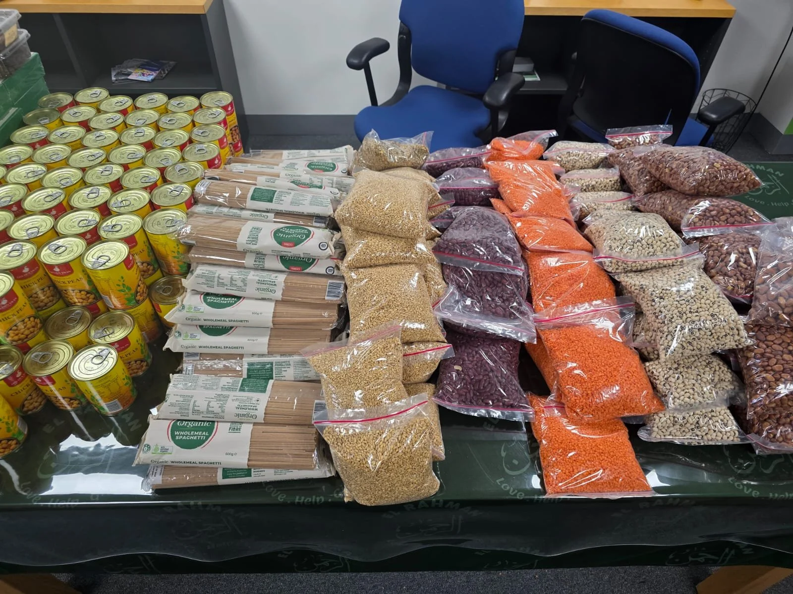 Ramadan Preparations, packing pantry boxes to gift to those who need it most.
💚 𝗚𝗲𝘁 𝗶𝗻𝘃𝗼𝗹𝘃𝗲𝗱 & 𝘃𝗼𝗹𝘂𝗻𝘁𝗲𝗲𝗿: https://forms.office.com/r/29RmfhXQEB