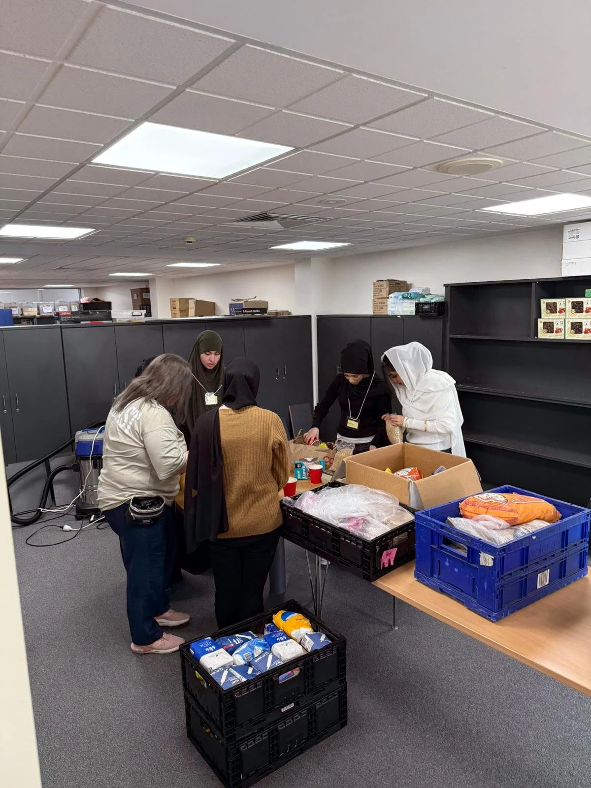 Students from Al Siraat College joined us to volunteer & gain essential work experience, helping us reorganise and pack essentials in our community pantry.