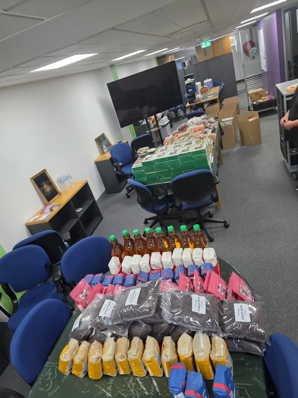 Ramadan Preparations, packing pantry boxes to gift to those who need it most.
💚 𝗚𝗲𝘁 𝗶𝗻𝘃𝗼𝗹𝘃𝗲𝗱 & 𝘃𝗼𝗹𝘂𝗻𝘁𝗲𝗲𝗿: https://forms.office.com/r/29RmfhXQEB