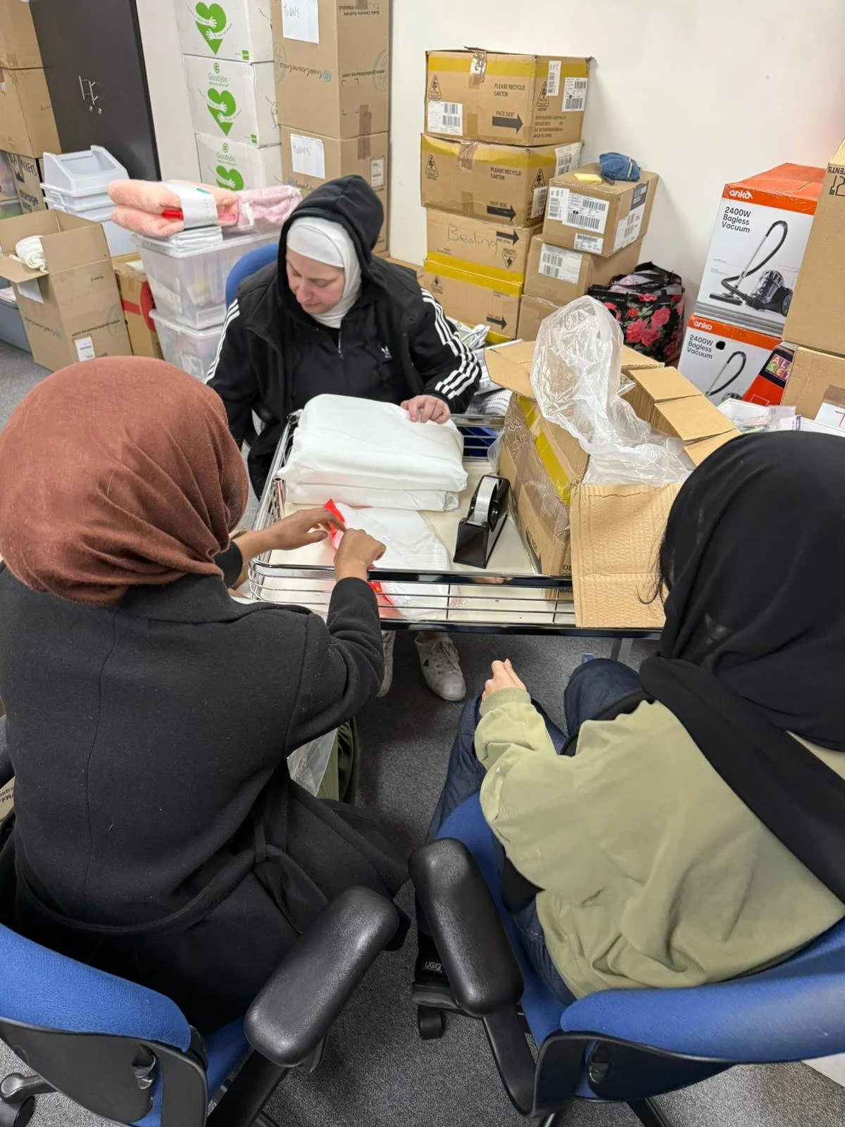 Students from Al Siraat College joined us to volunteer & gain essential work experience, helping us reorganise and pack essentials in our community pantry.
