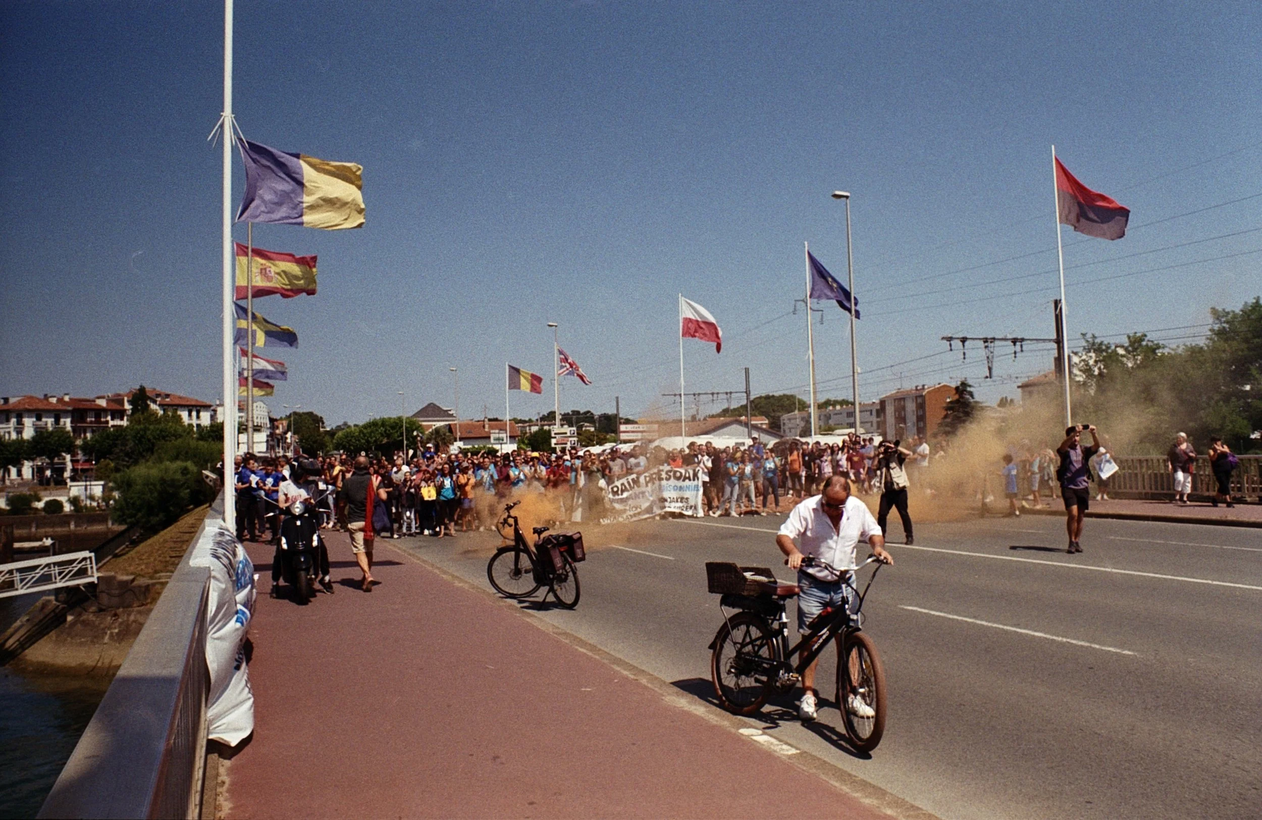 Les manifestants bloquent seulement l'accès aux voitures mais certains touristes a pied et a vélo décident de faire demi-tour.