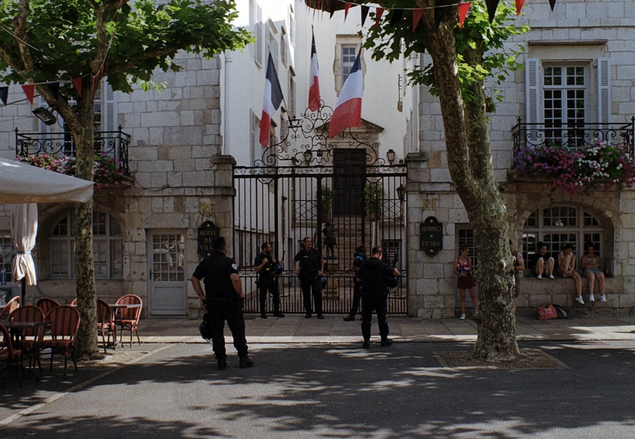 Police, CRS et Guardia Civil espagnole dans tous les coins de rues de St Jean-de-Luz.