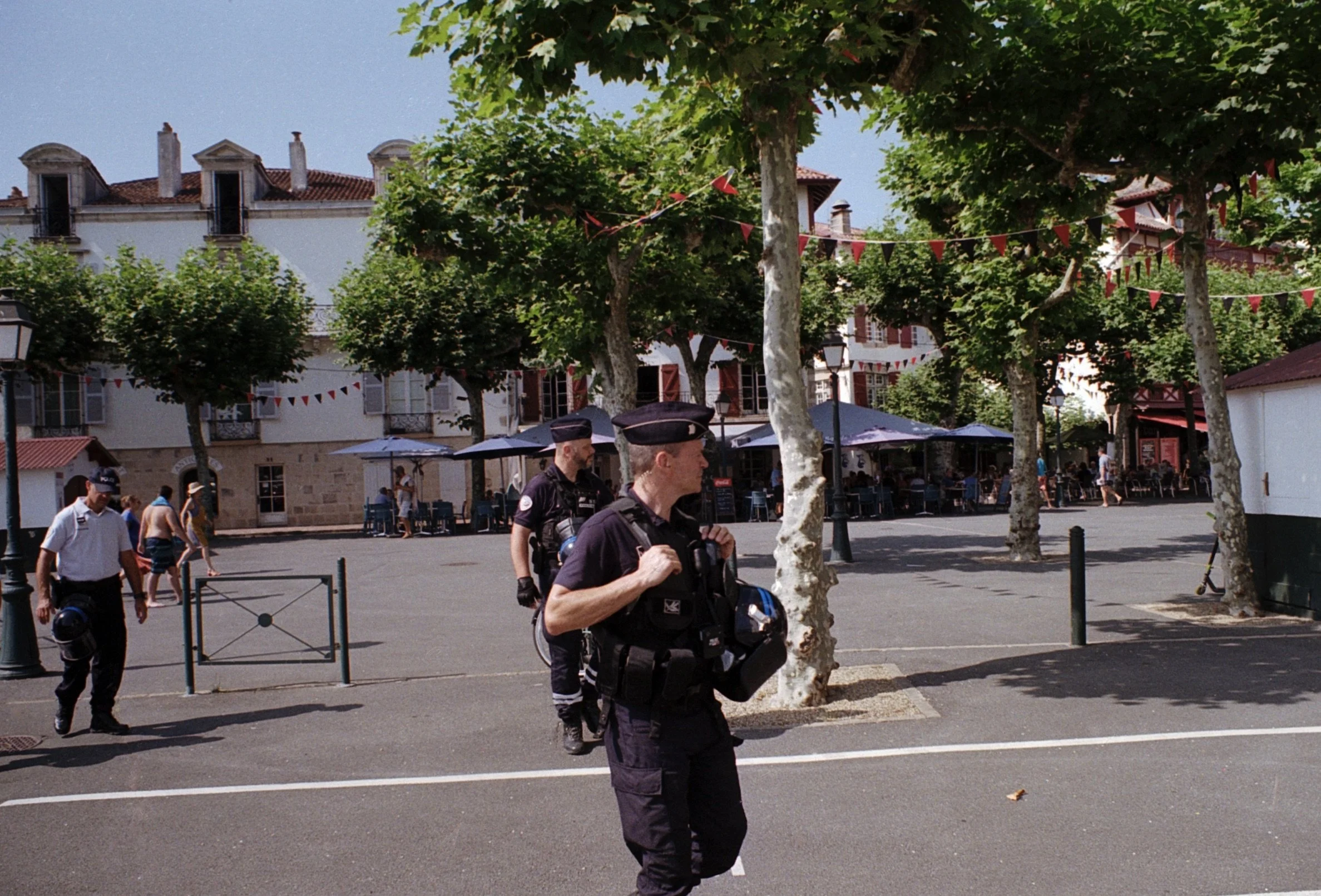 Police, CRS et Guardia Civil espagnole dans tous les coins de rues de St Jean-de-Luz.