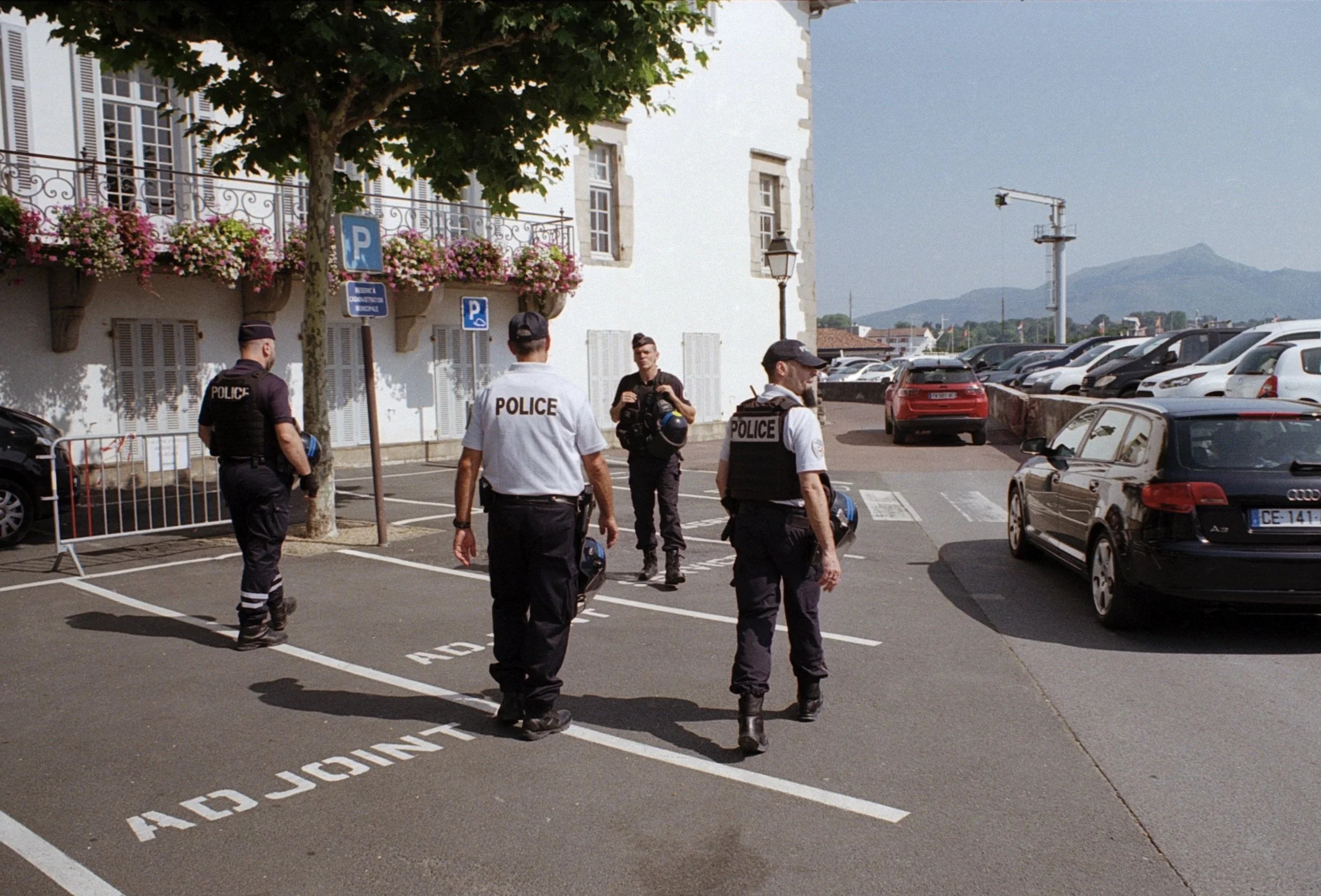 Police, CRS et Guardia Civil espagnole dans tous les coins de rues de St Jean-de-Luz.