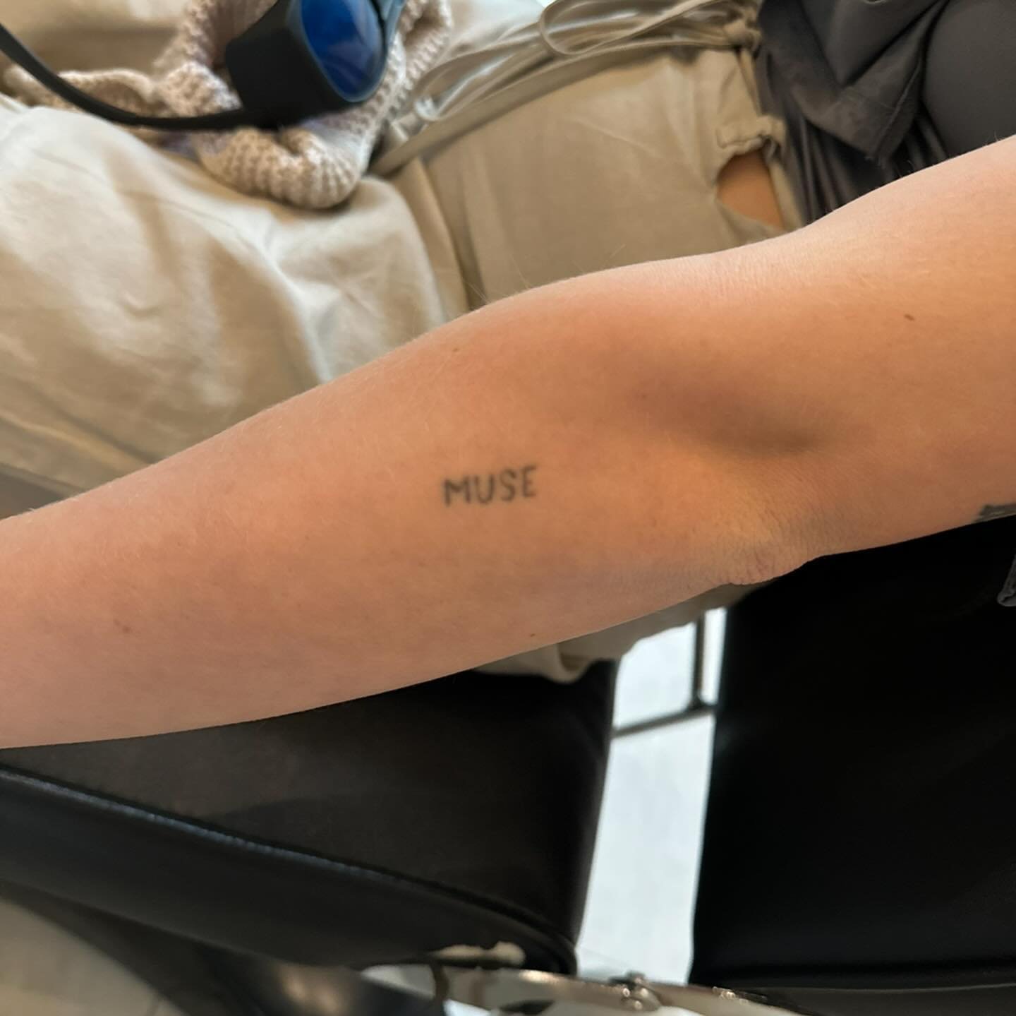 Tatoveringsfjernelse med PicoPlus hos NUDE! 💥

F&aelig;rdig! Sally-Marie har i alt gennemg&aring;et 4 behandlinger af sin tatovering p&aring; armen. I dag gav vi hende sidste behandling for at komme helt i m&aring;l. Vi har som udgangspunkt givet 6-