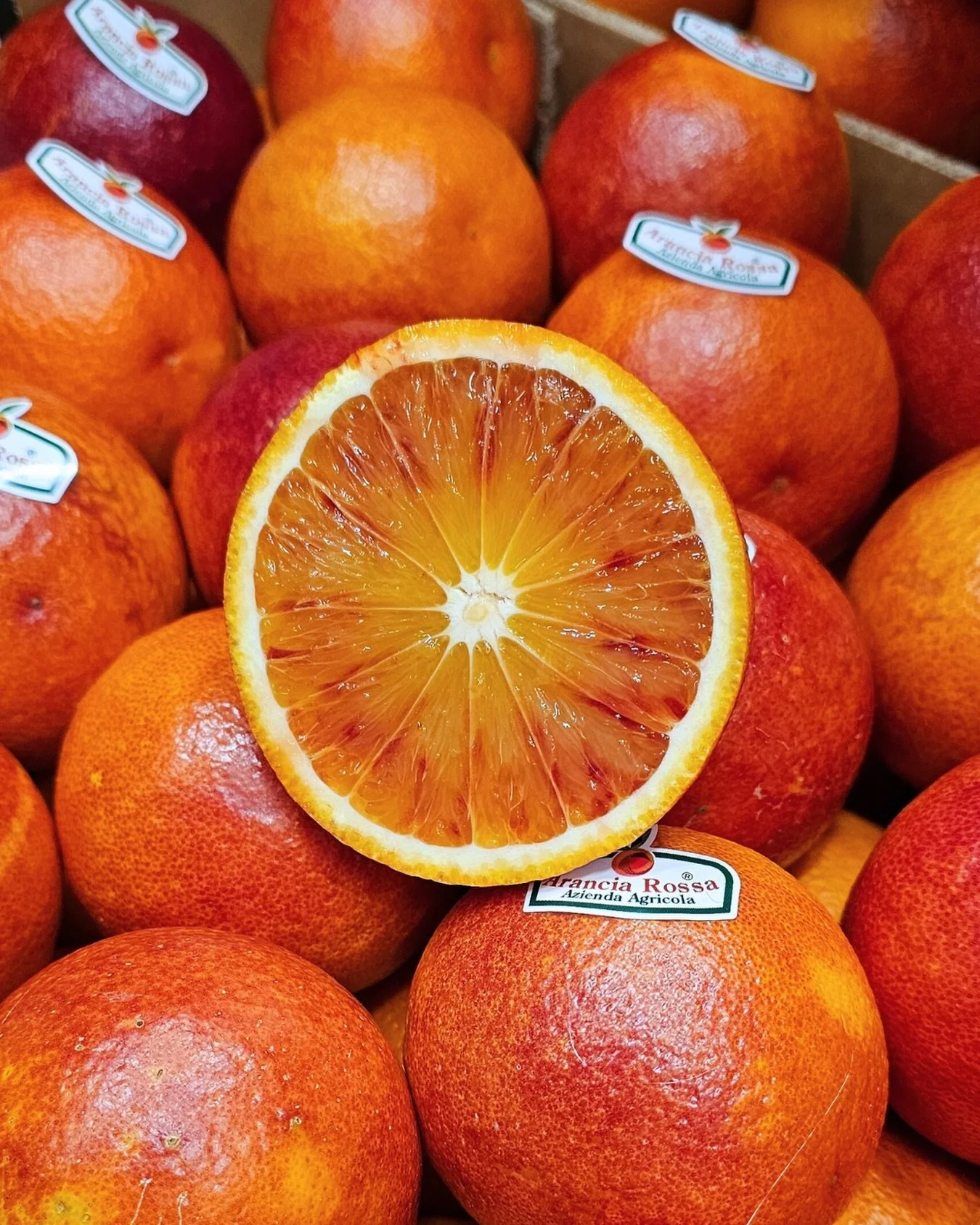 Tarocco Lempso 🍊
🏆A highly valued cultivar in the blood orange group, the Tarocco Blood Orange is a prized citrus variety. It is thought to have started in Sicily and other parts of Italy. 🇮🇹

🧡 It has yellow-orange peel with red blushes; pulp r