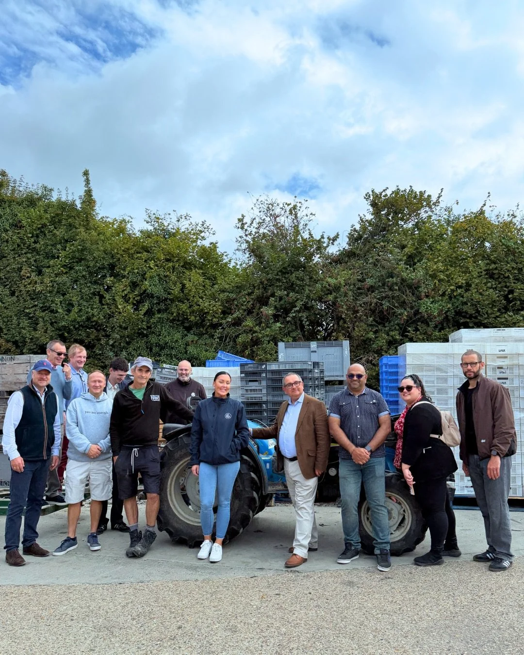 Farm trip 🍎🌳🚜
Last week we had the opportunity to get out into the fields and learn more about how our friends at Roughway farm grow their wonderful apples, raspberries, plums and cobnuts. It was an educational and inspiring visit, also one that t
