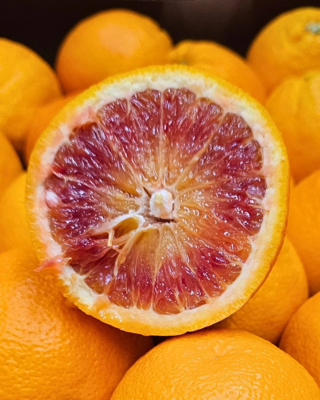 ℂ𝕚𝕥𝕣𝕦𝕤 🍊
As the stone fruit season comes to a close in Europe, the citrus season begins to take shape. Lemons are coming up from Spain and Italy and more interesting edibles are arriving from South Africa. Tarocco orange has a lovely red blush 