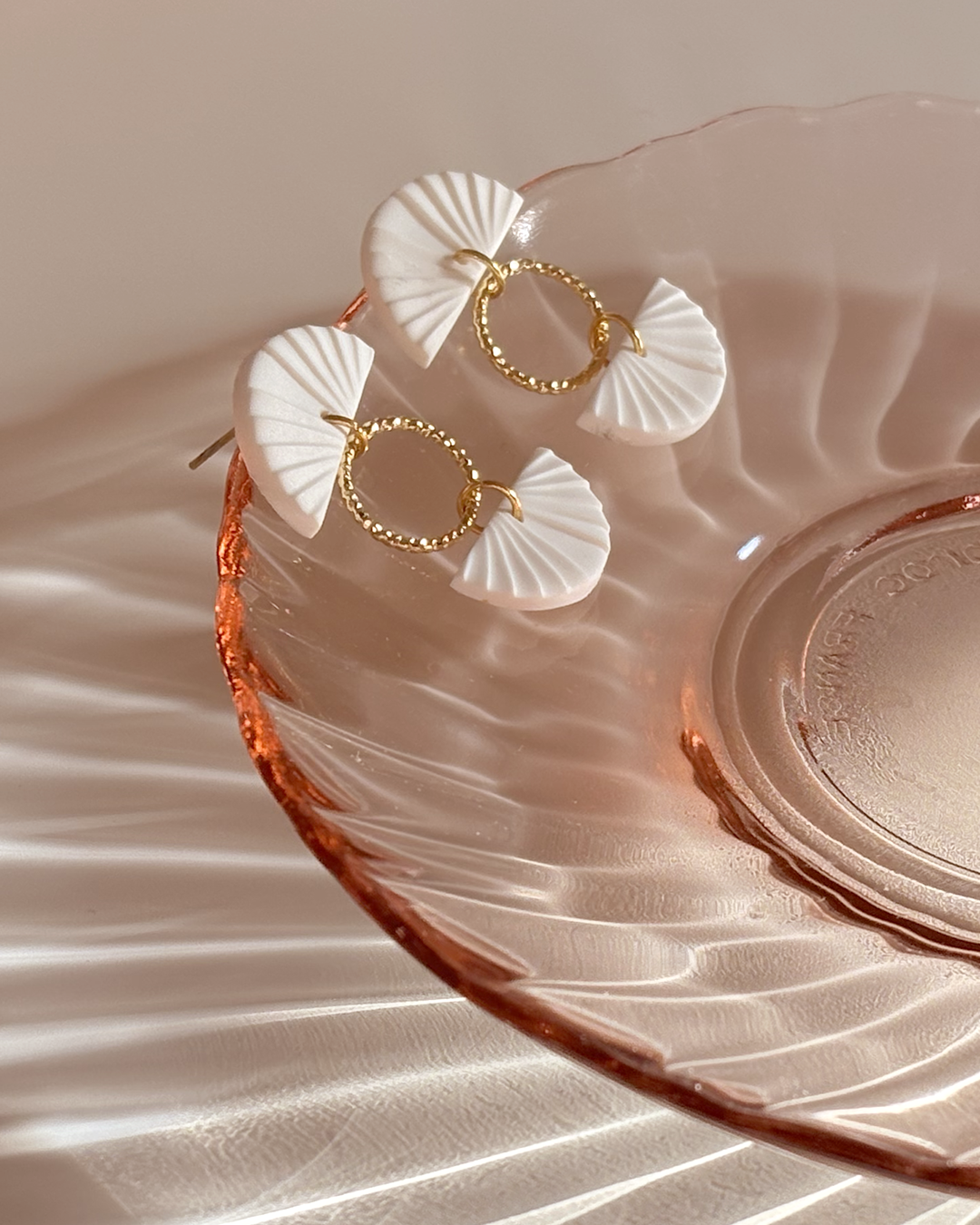 Maison Palom boucles d-oreilles blanche et or fait a la main eventail mariage anneau.png