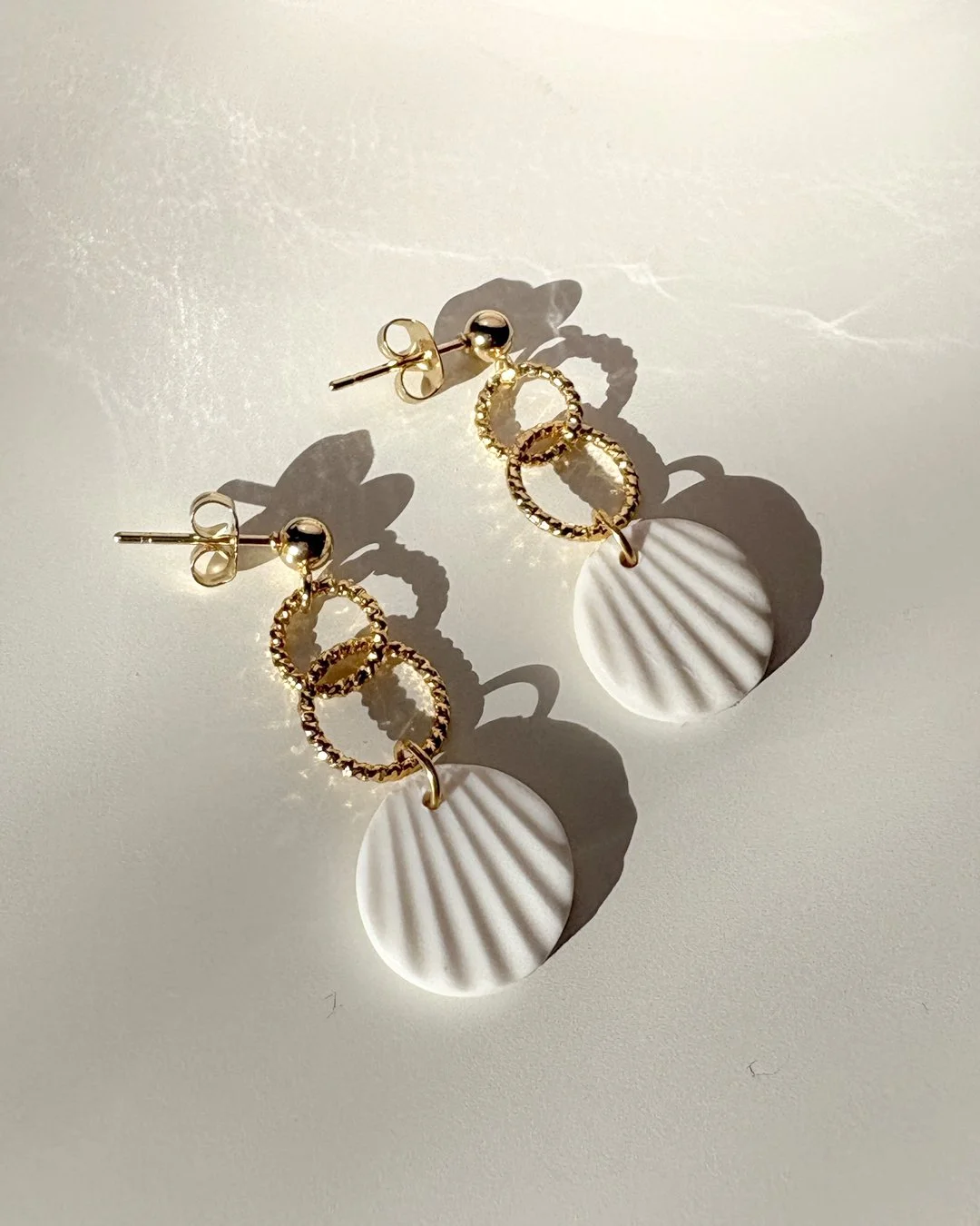 Maison Palom bijoux fait main boucle d'oreille blanche et doré coquillage2.jpg