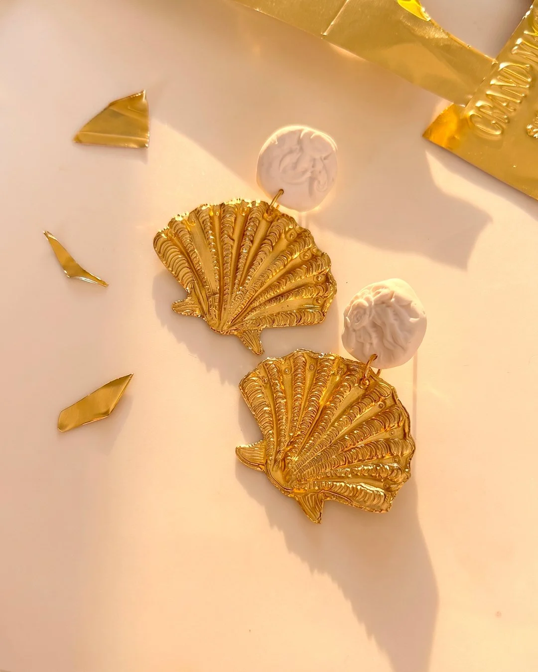 boucles-oreilles-dorees-blanches-coquillage-camee-fleur.jpg3.jpg
