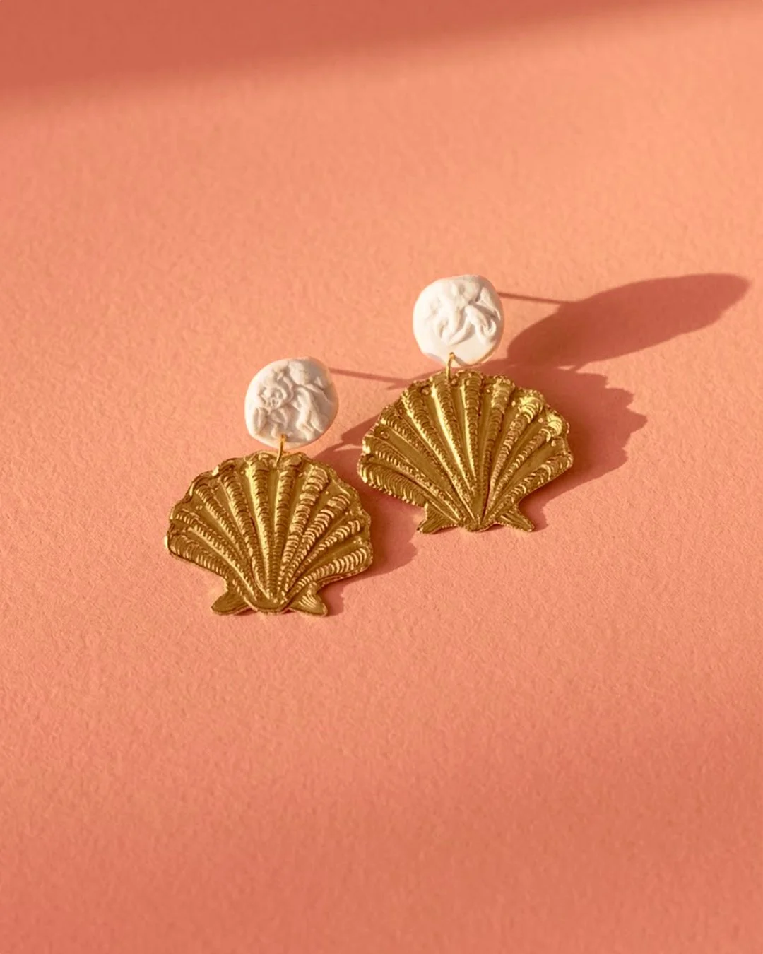 boucles-oreilles-dorees-blanches-coquillage-camee-fleur.jpg2.jpg