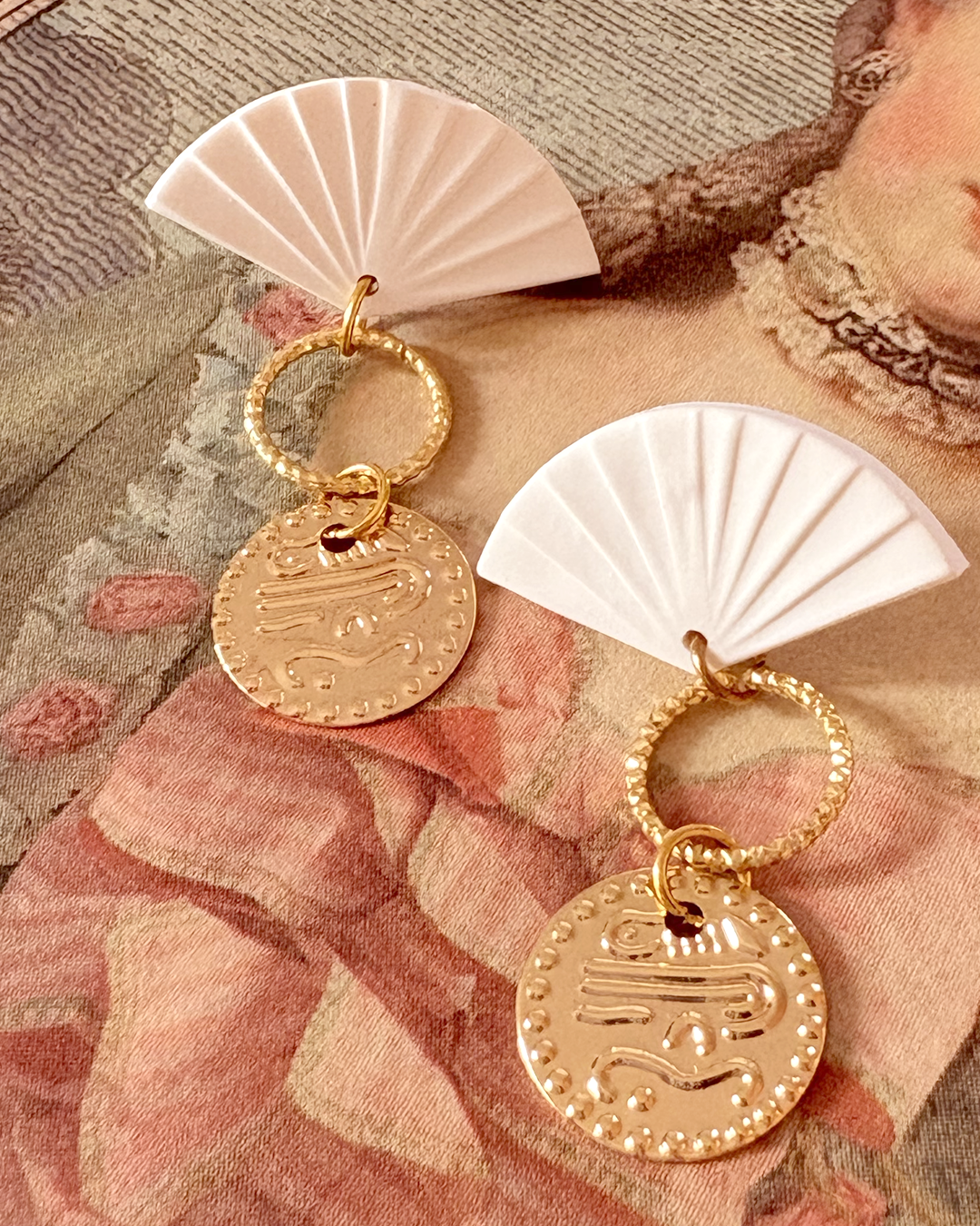 Maison Palom boucles d-oreilles blanche et or fait a la main eventail médaille2.png