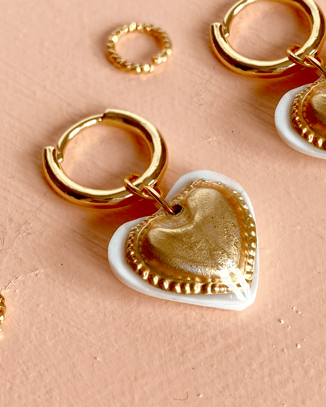Maison Palom bijoux fait main blanc or doré boucles d'oreilles coeurs1.png